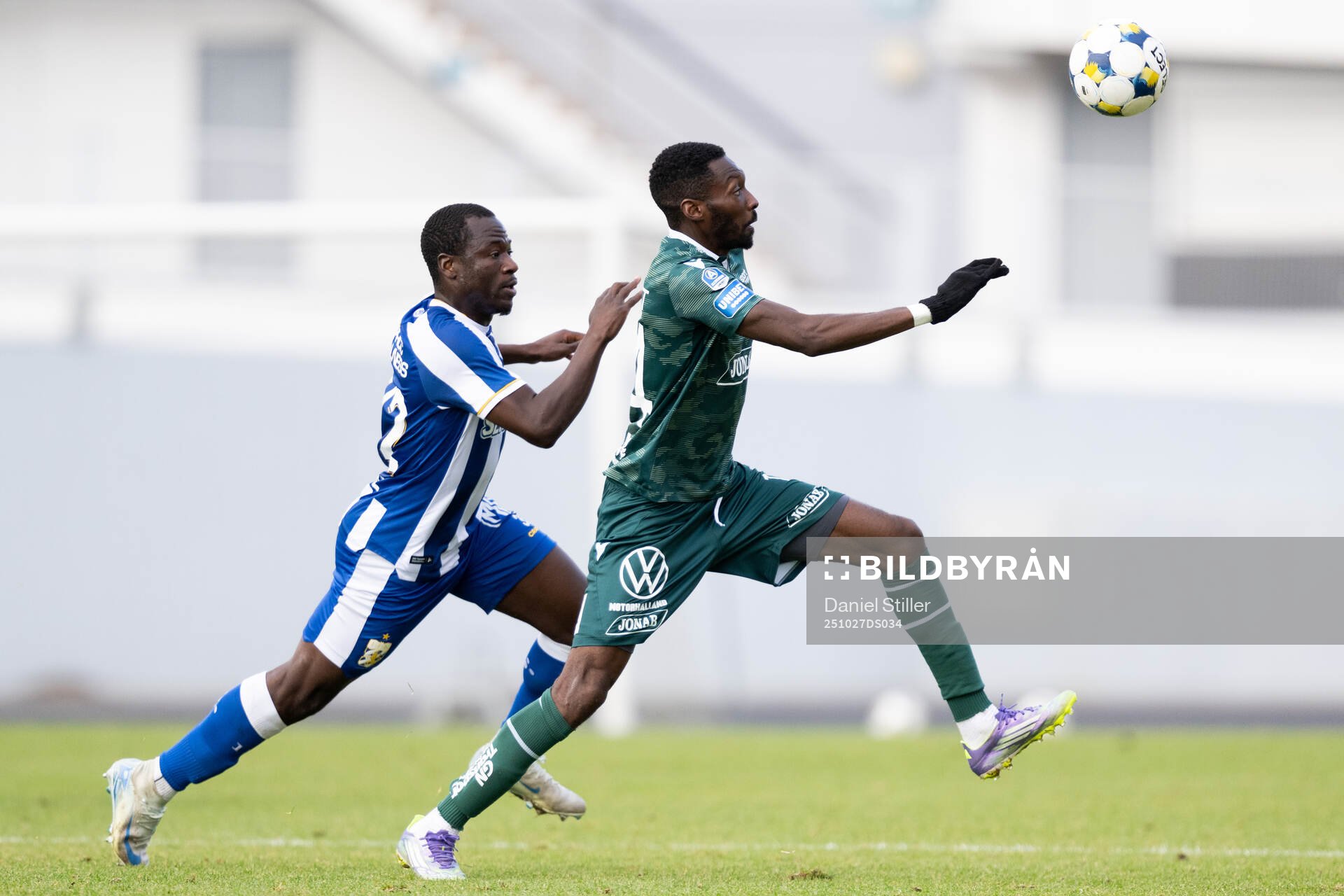 IFK Göteborgs Saidou Alioum och Halmstads Blair Sebastian