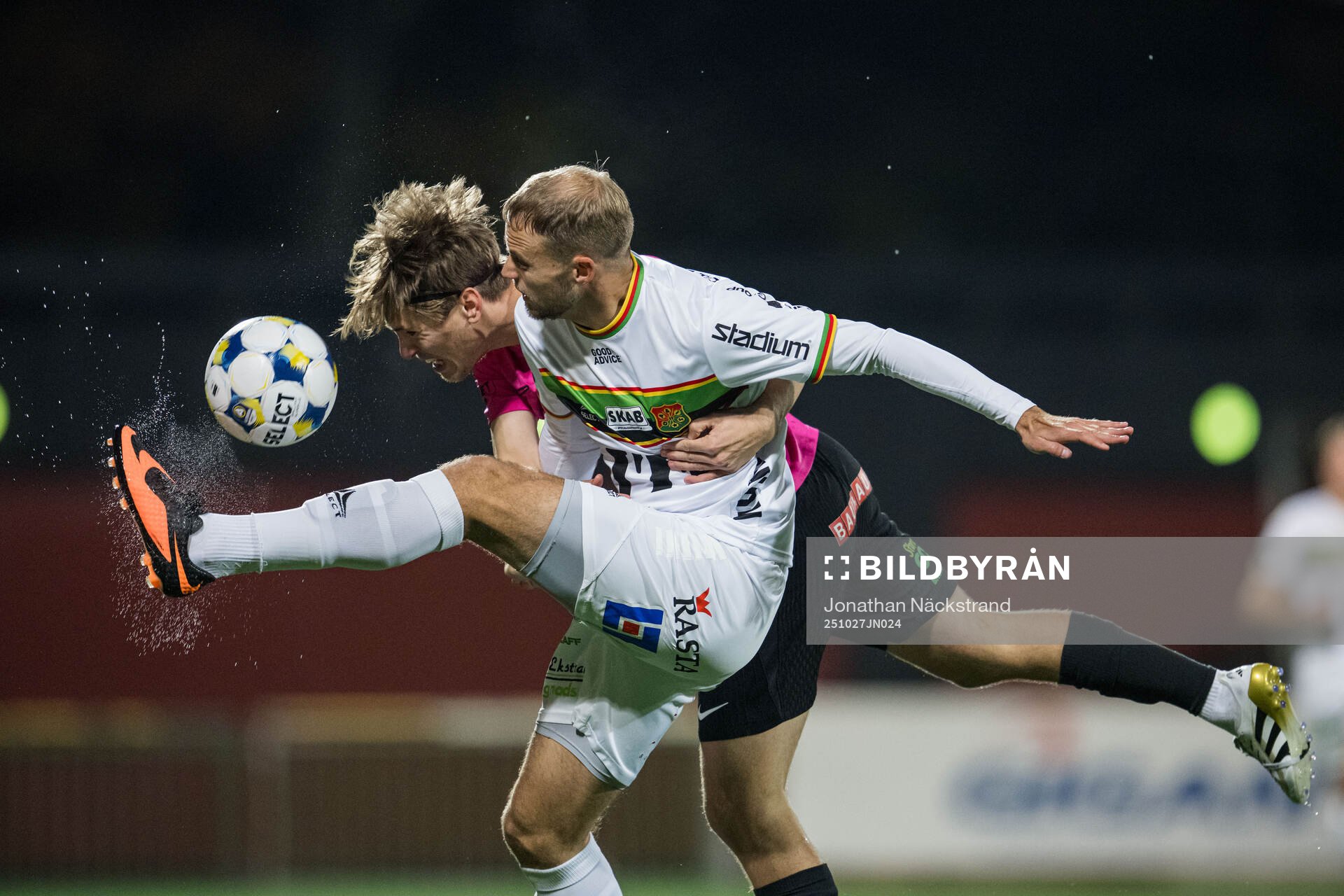 Brommapojkarnas Oliver Zandén och GAIS Gustav Lundgren
