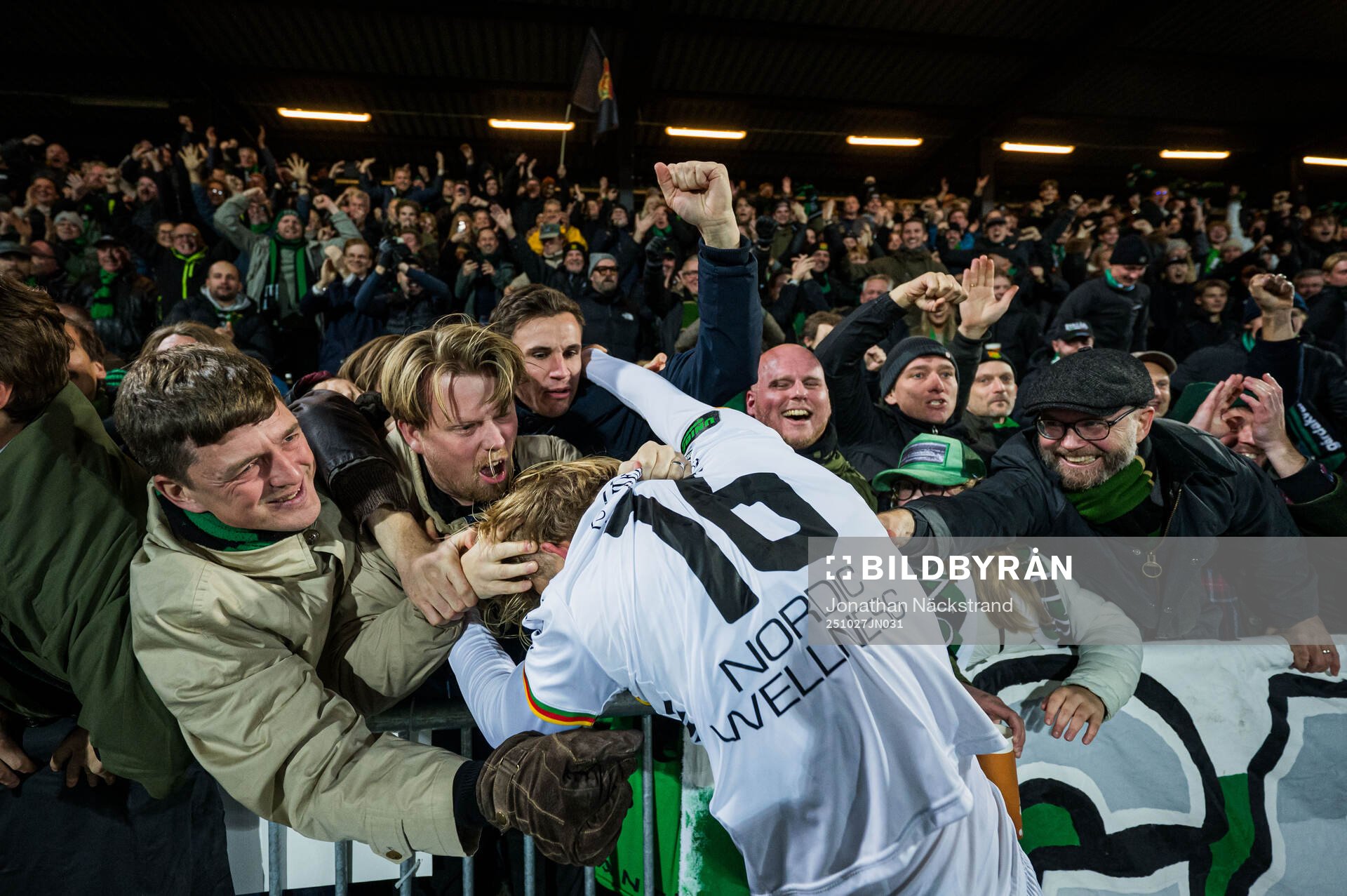 GAIS Rasmus Niklasson Petrovic jublar med supportrar