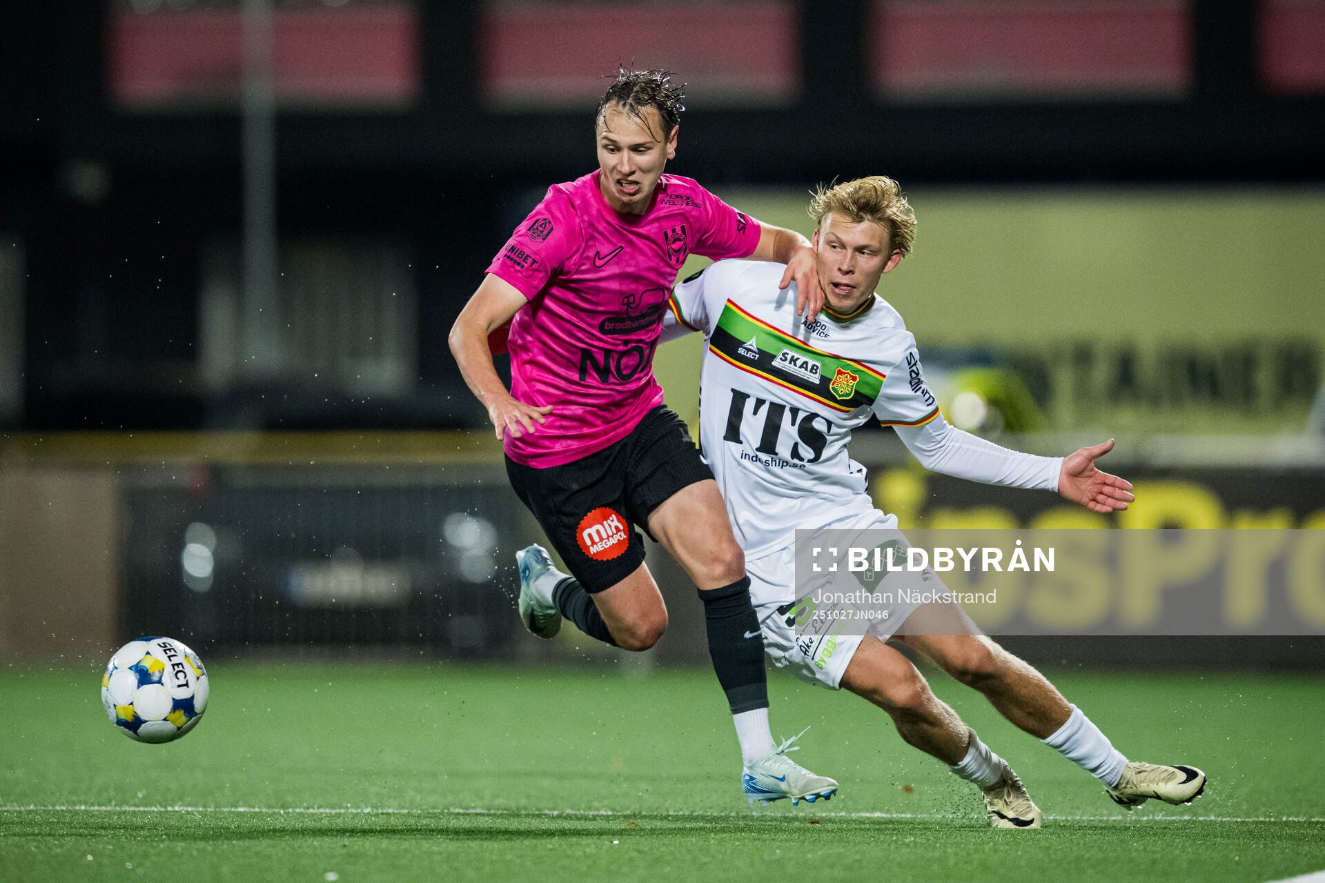 Brommapojkarnas Alex Timossi Andersson och GAIS Rasmus