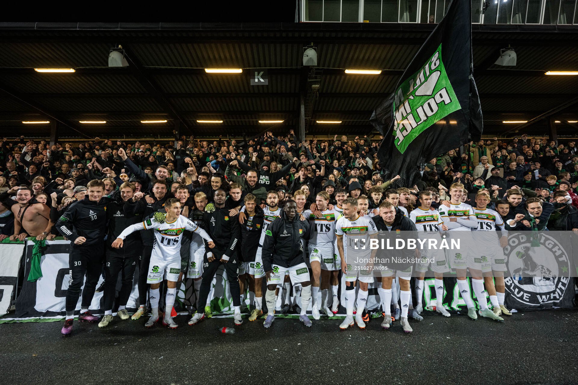 GAIS spelare jublar med supportrar