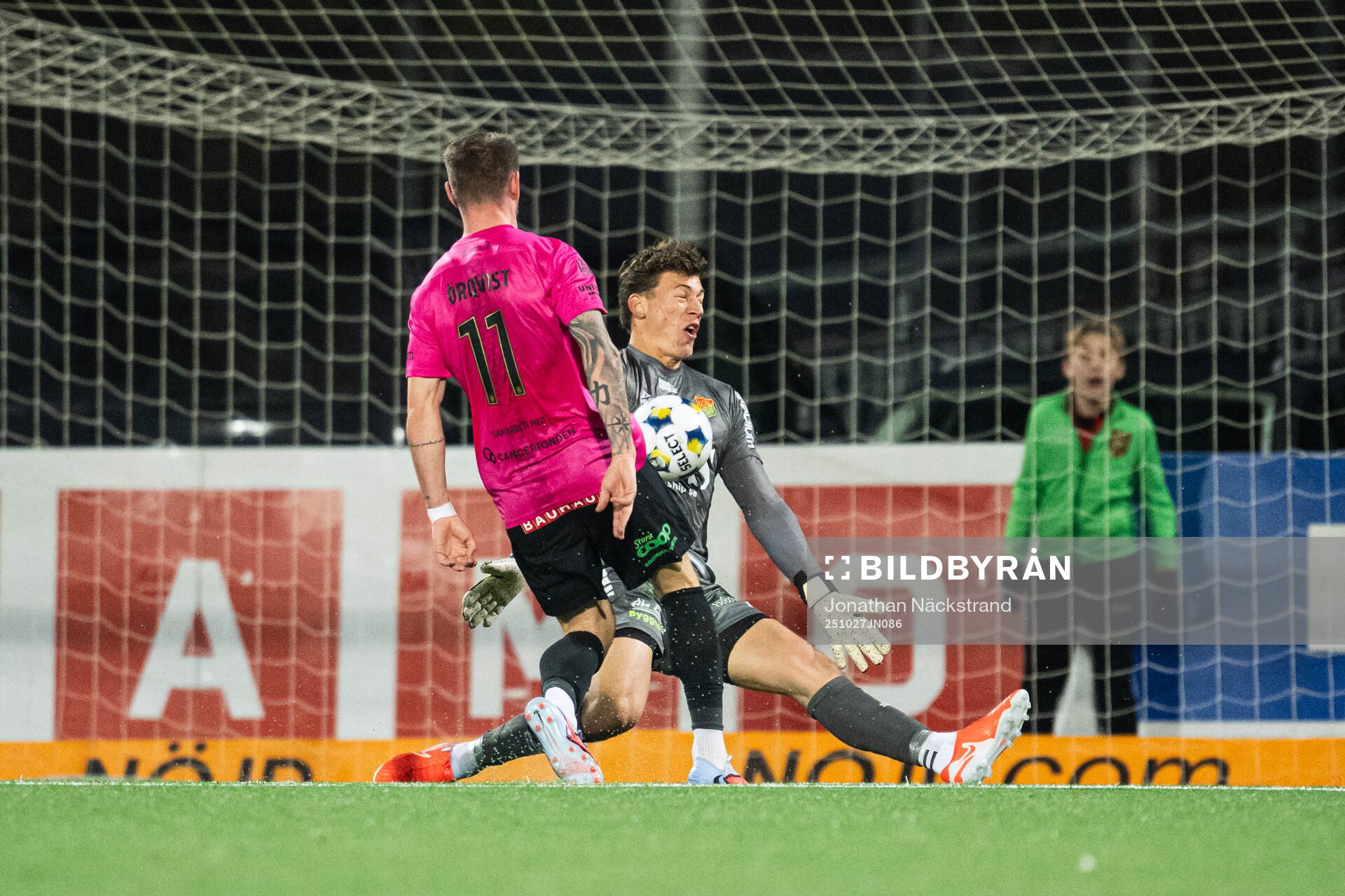 Brommapojkarnas Rasmus Örqvist  och GAIS målvakt Kees Sims