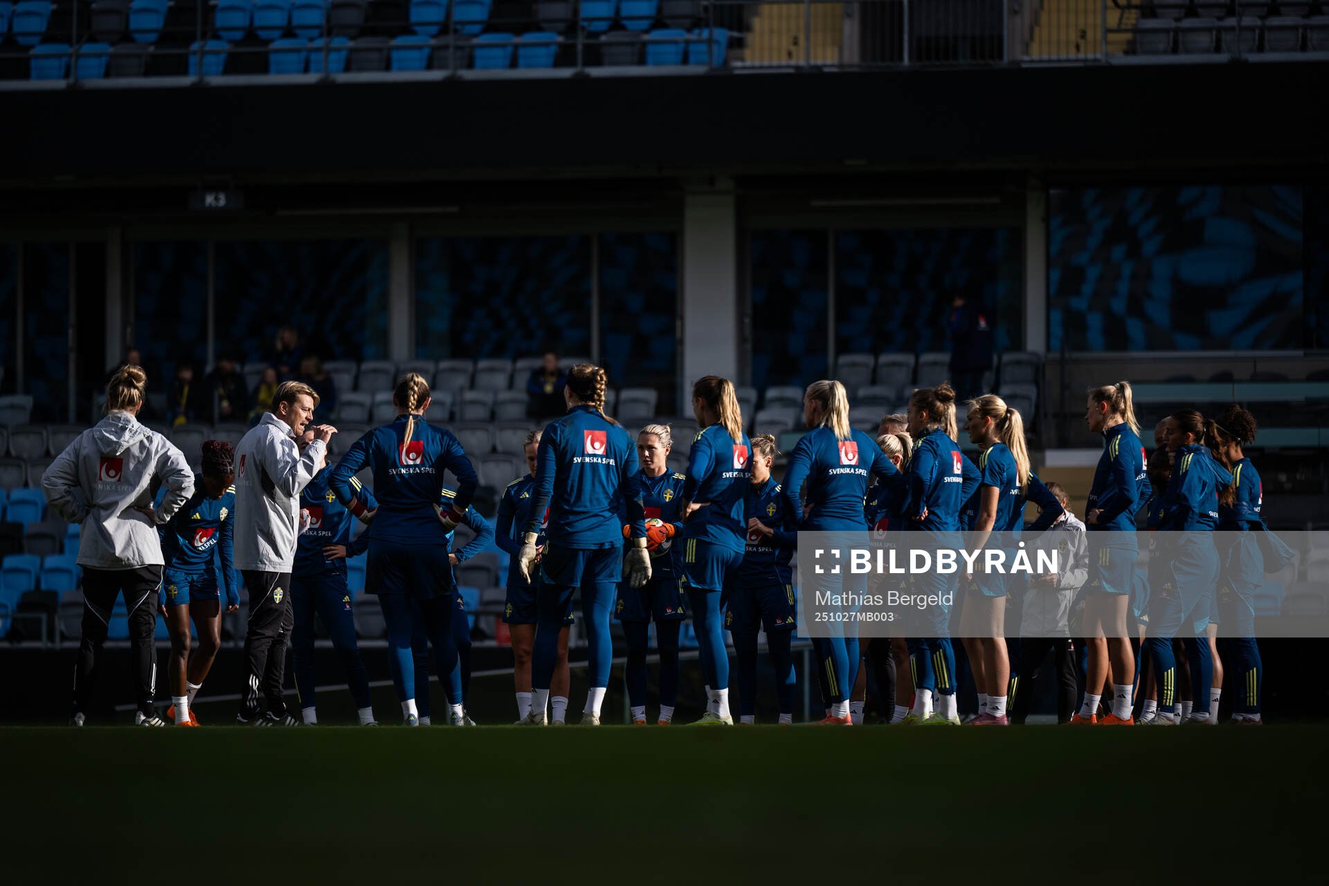 Head coach Tony Gustavsson and players of the Swedish