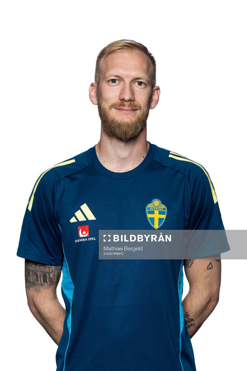 Naprapath Ludvig Axelsson of the Swedish women's national