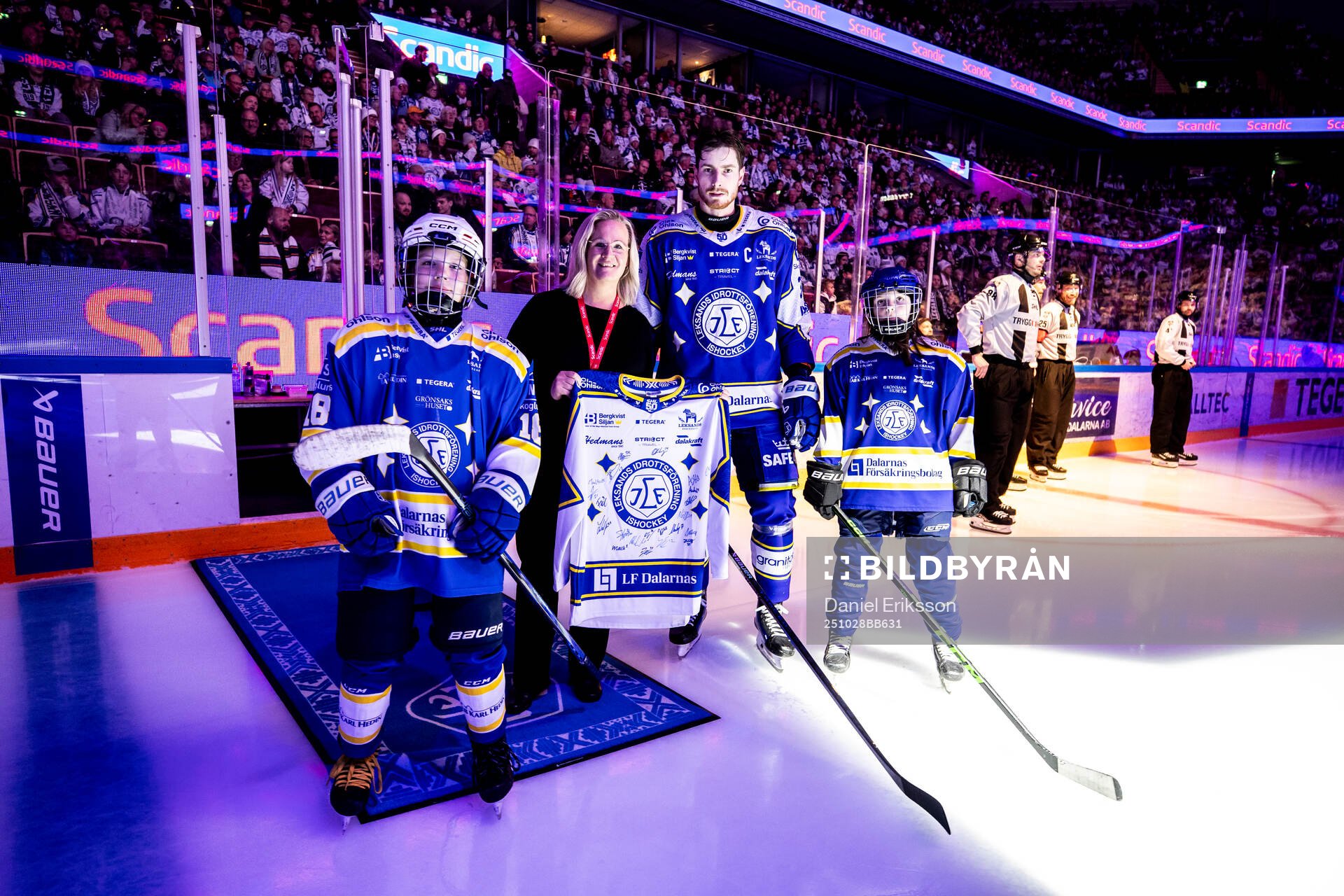 Leksands Peter Cehlarik och kvällens matchvärd och