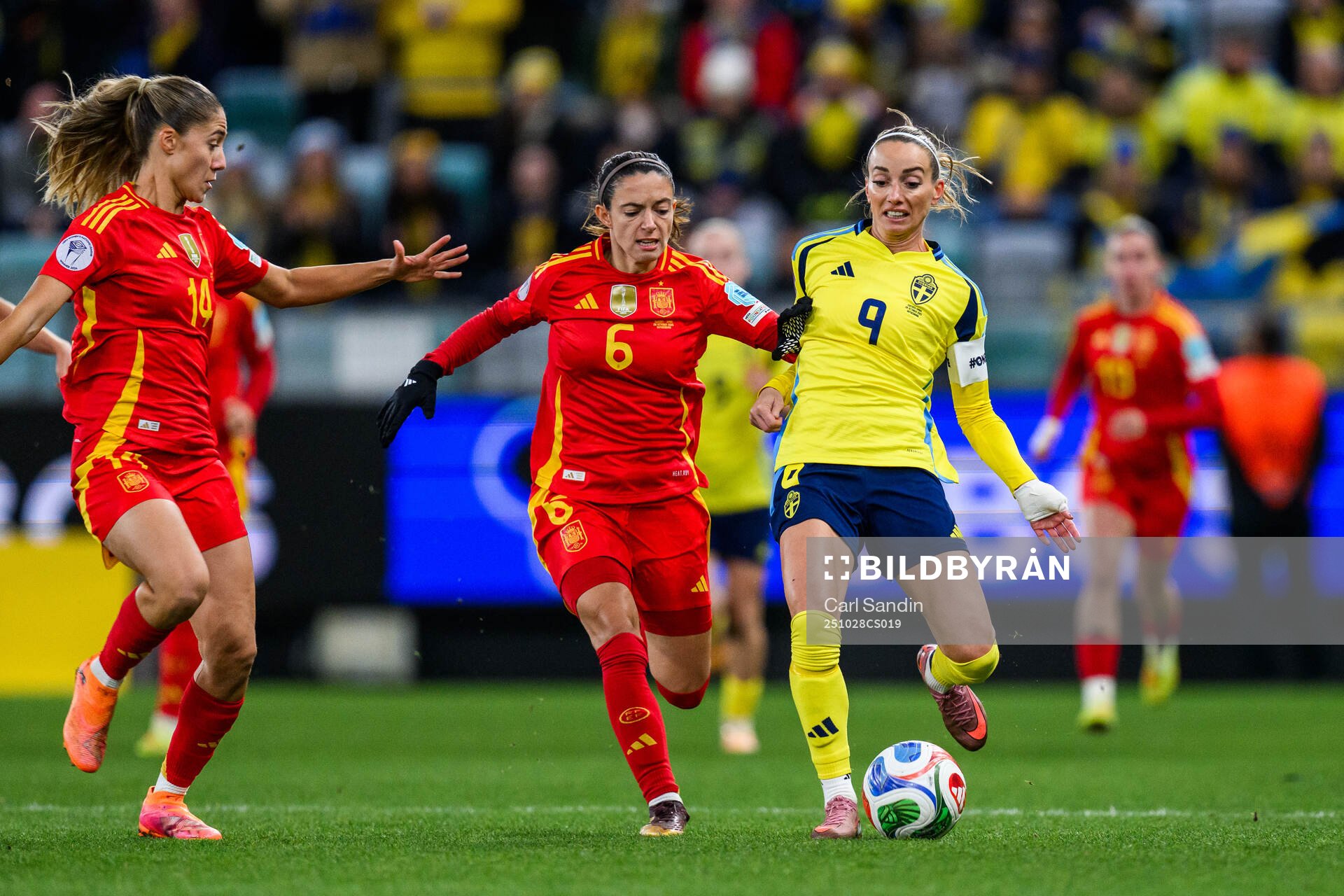 Aitana Bonmati of Spain and Kosovare Asllani of Sweden
