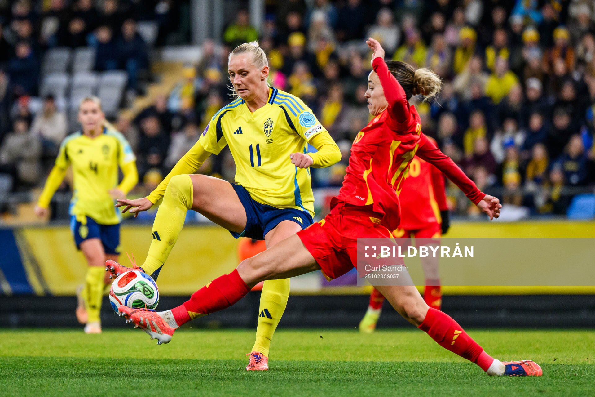 Stina Blackstenius of Sweden and Maria Leon of Spain