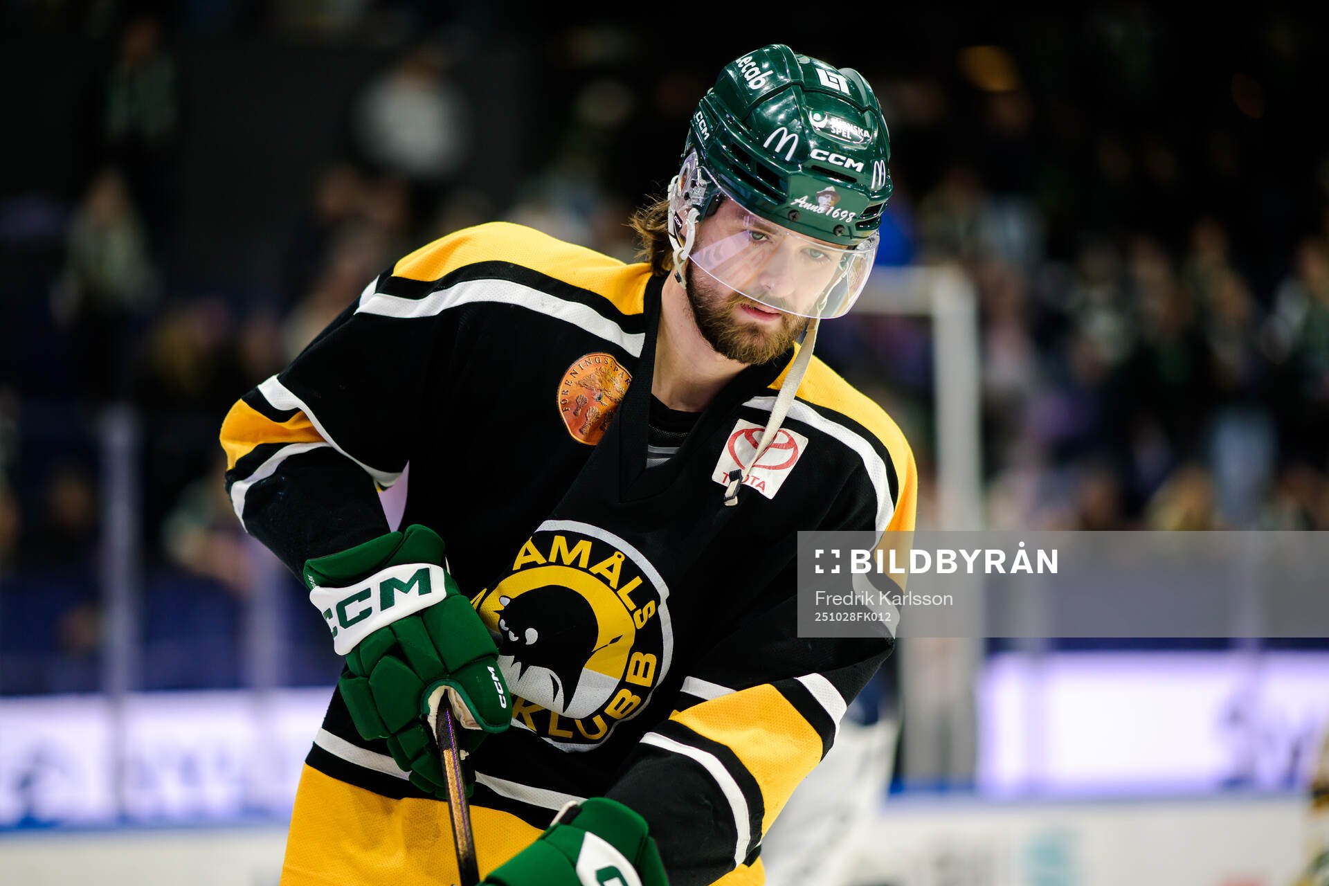 Färjestads Linus Johansson bär en Åmåls hockeyklubb