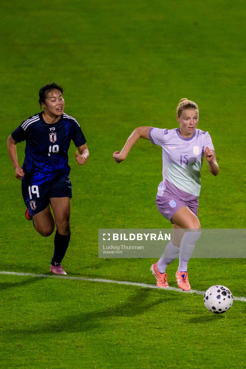 Momoko Tanikawa of Japan and Justine Kielland of Norway
