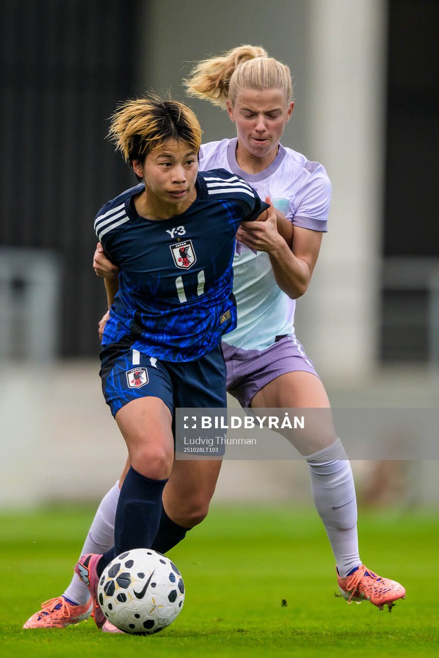 Mina Tanaka of Japan and Justine Kielland of Norway