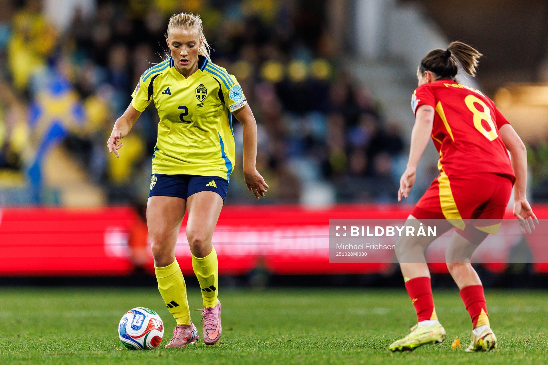 Smilla Holmberg of Sweden and Mariona Caldentey of Spain