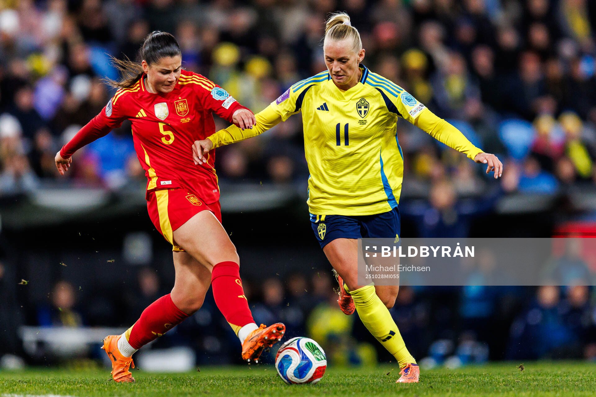 Maria Mendez of Spain and Stina Blackstenius of Sweden