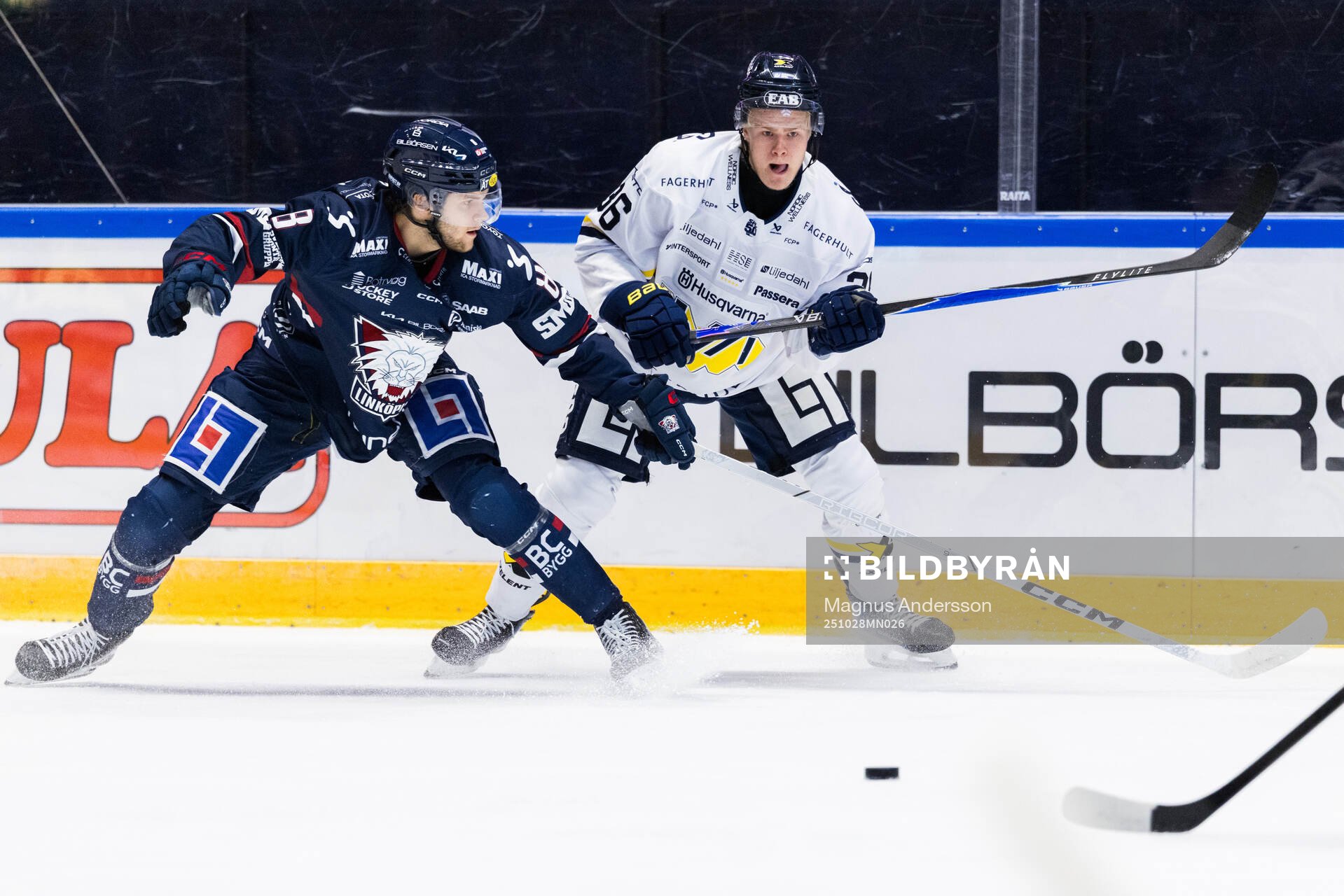 Linköpings Jonathan Myrenberg och HV71s Martin Johnsen