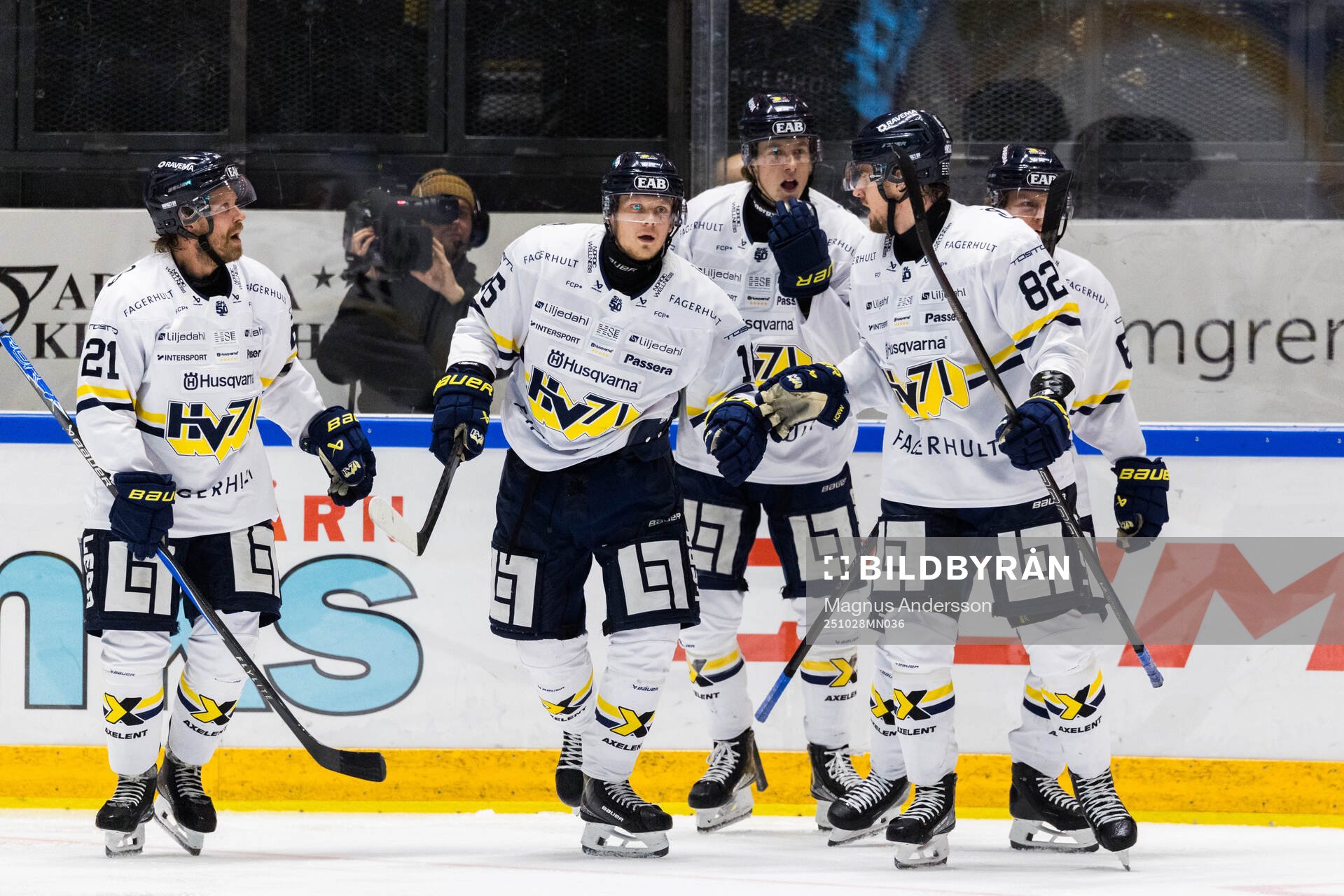 HV71s Linus Lindström jublar