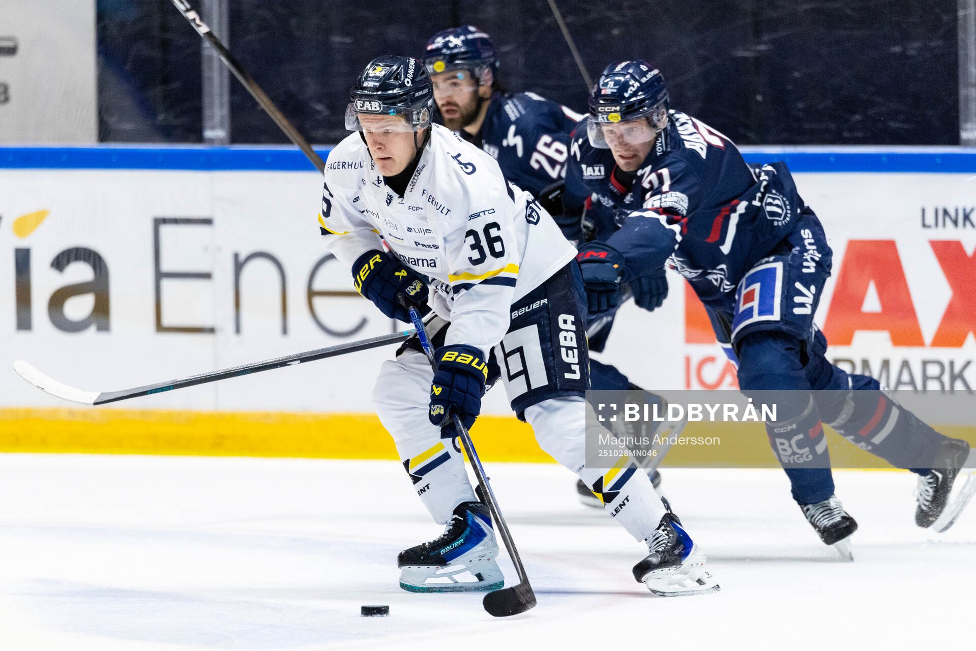HV71s Martin Johnsen och Linköpings Eskild Bakke Olsen