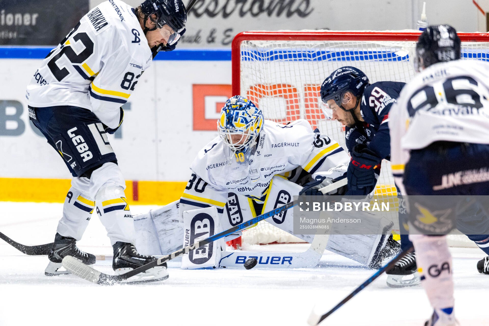 HV71s Santeri Hatakka och målvakt Frederik Dichow mot