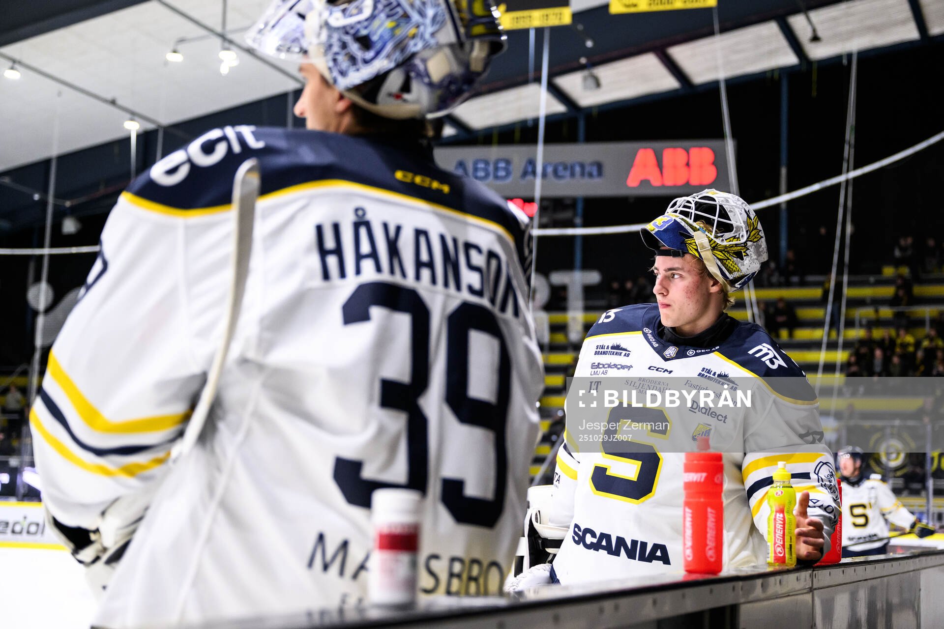 Södertäljes målvakt Oliver Håkansson och målvakt Love