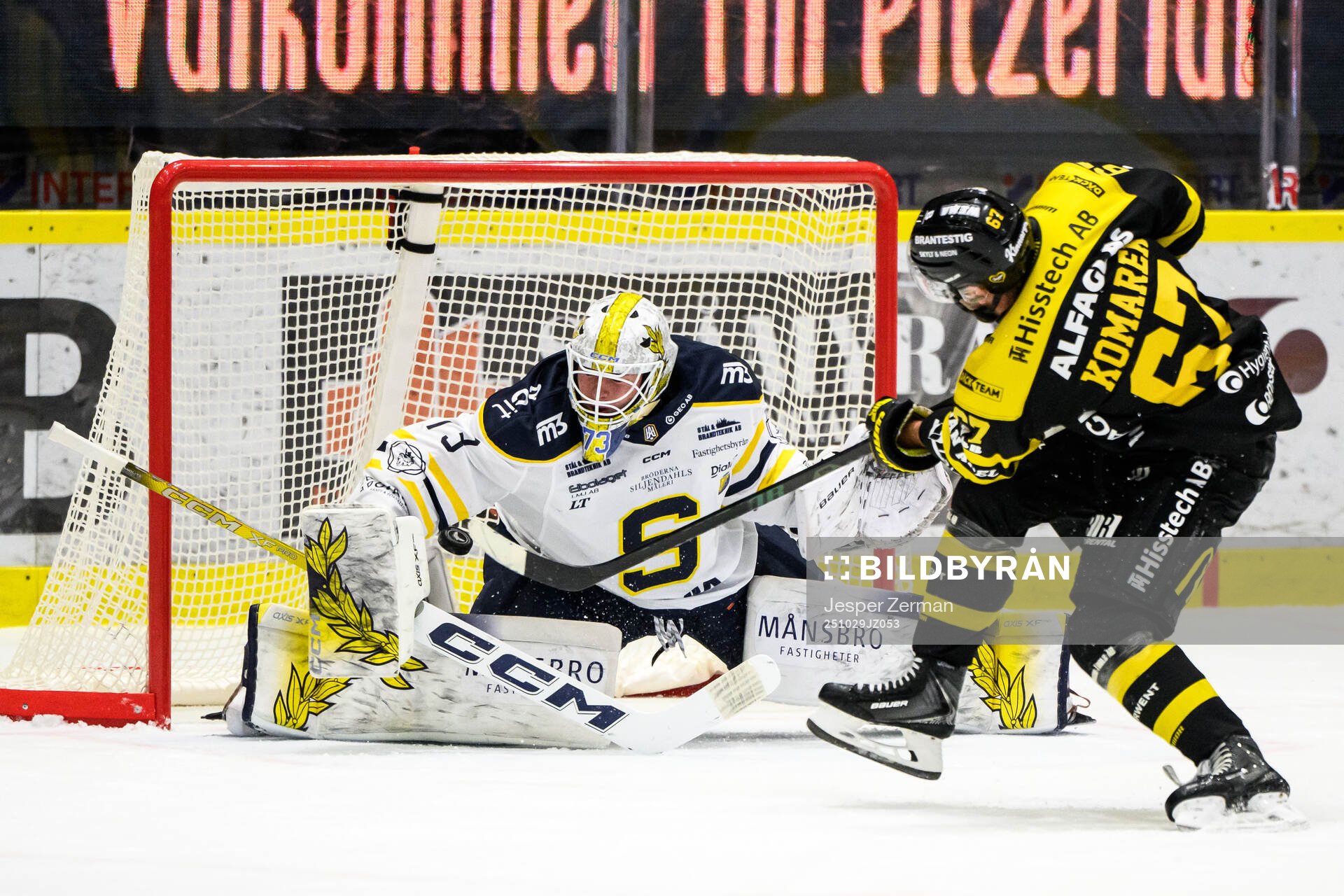 Västerås Konstantin Komarek gör 5-4 på Södertäljes