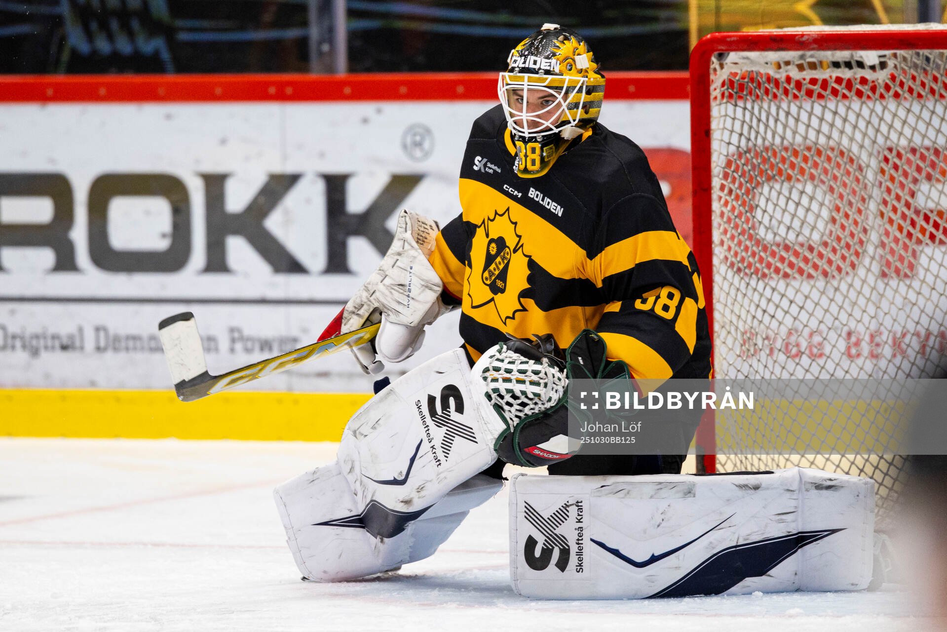 Skellefteås målvakt Strauss Mann innan ishockeymatchen i