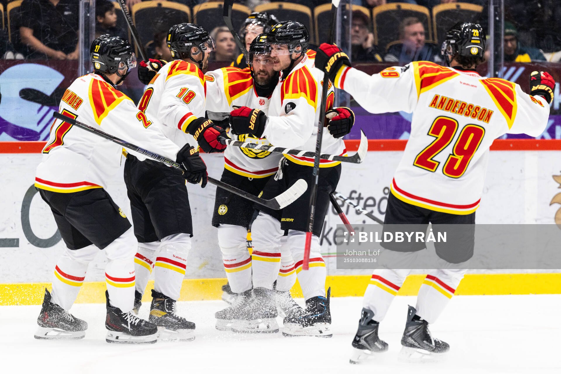 Brynäs Anton Rödin jublar med lagkamrater