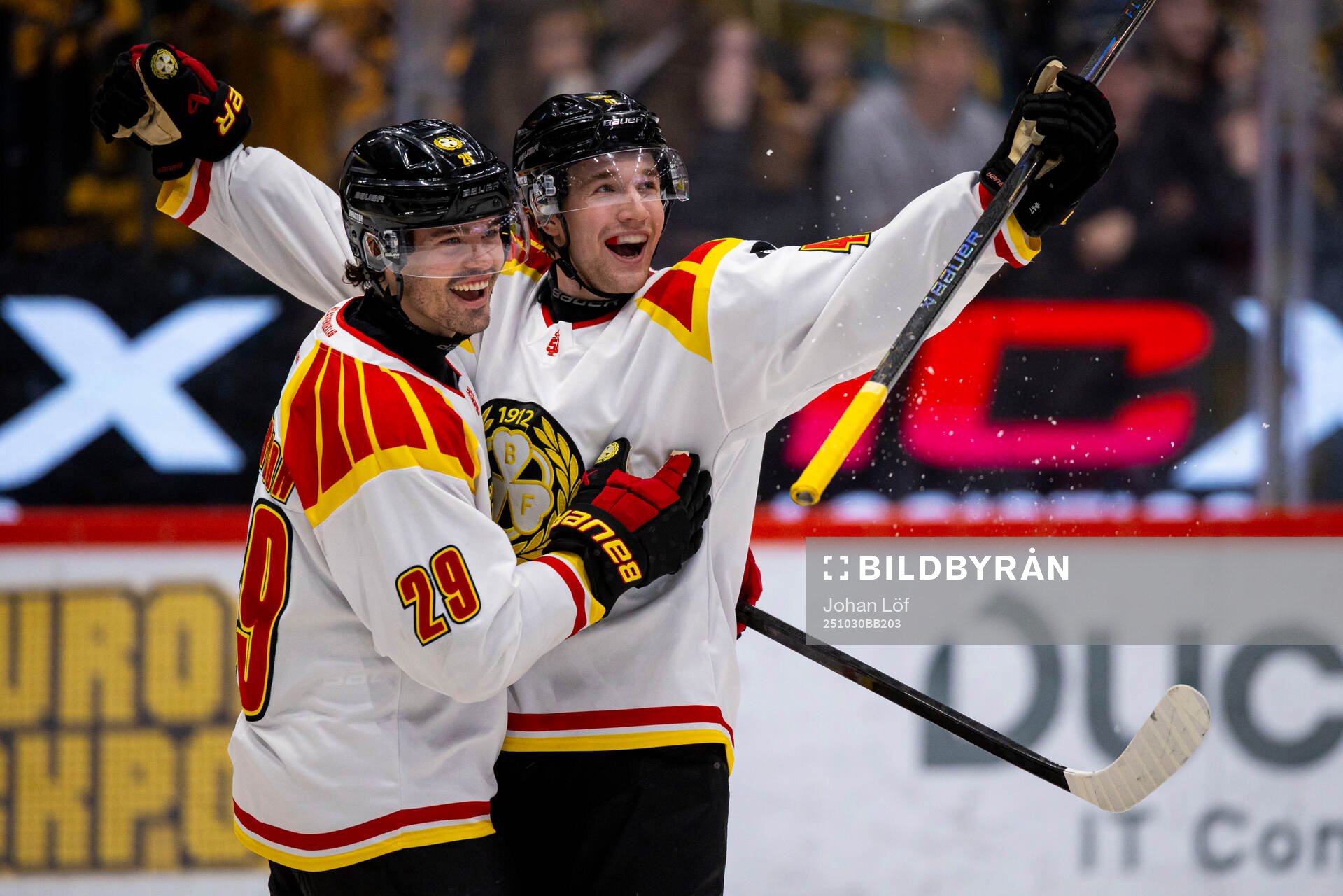 Brynäs Lucas Pettersson jublar med Axel Andersson