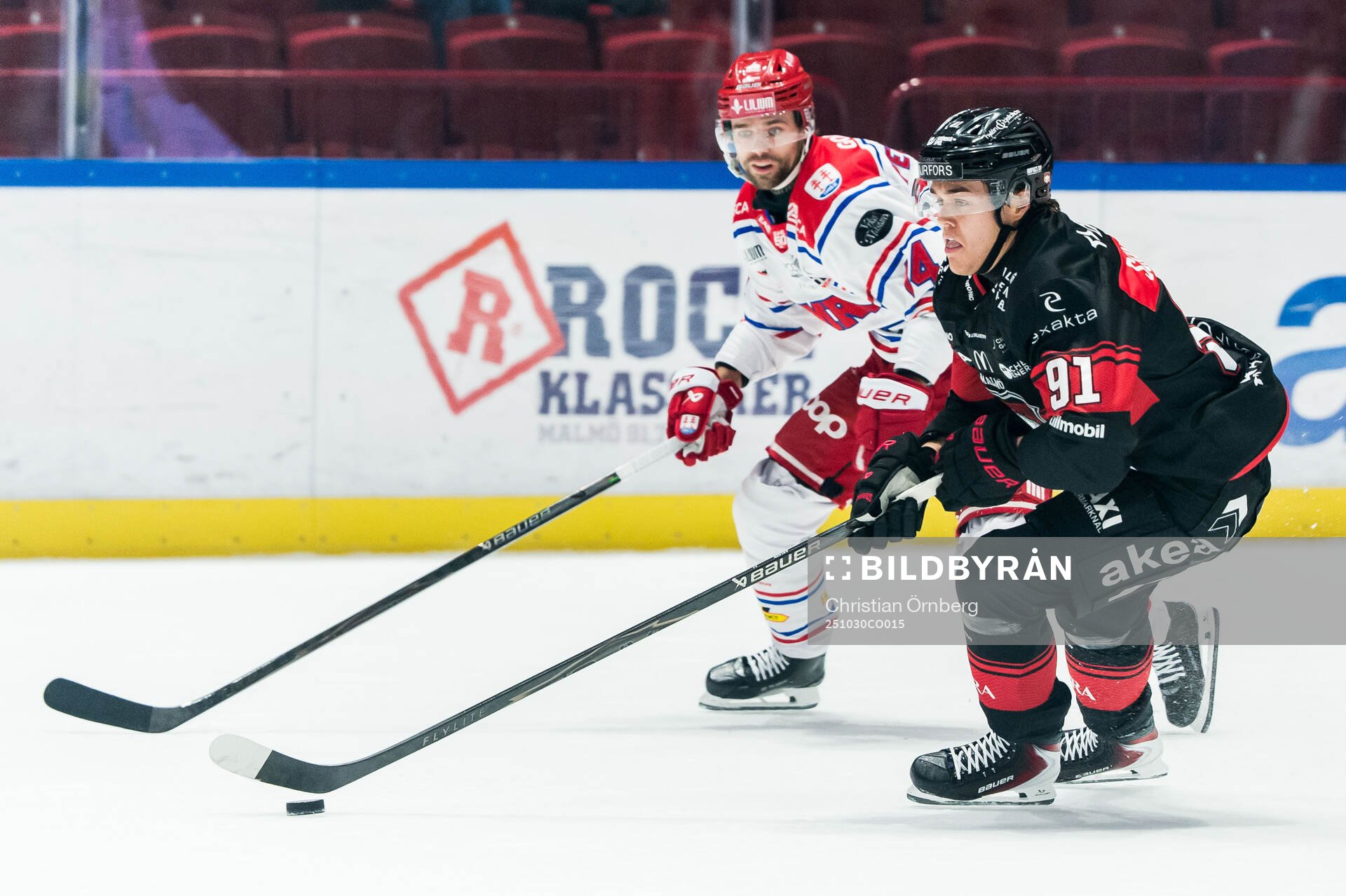 Timrås Emil Pettersson och Malmö Redhawks Axel Sundberg