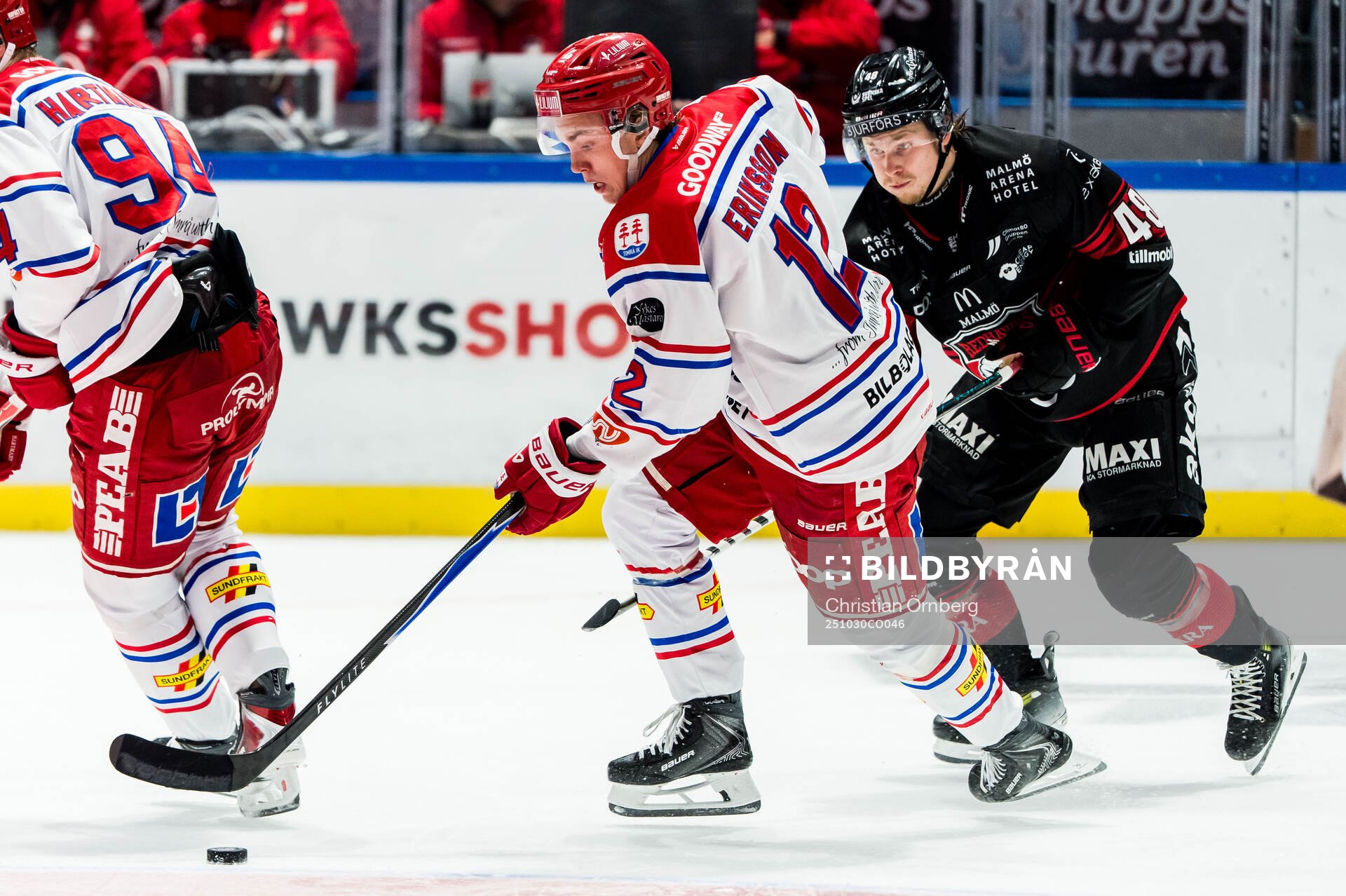 Timrås Linus Eriksson och Malmö Redhawks Lauri Pajuniemi