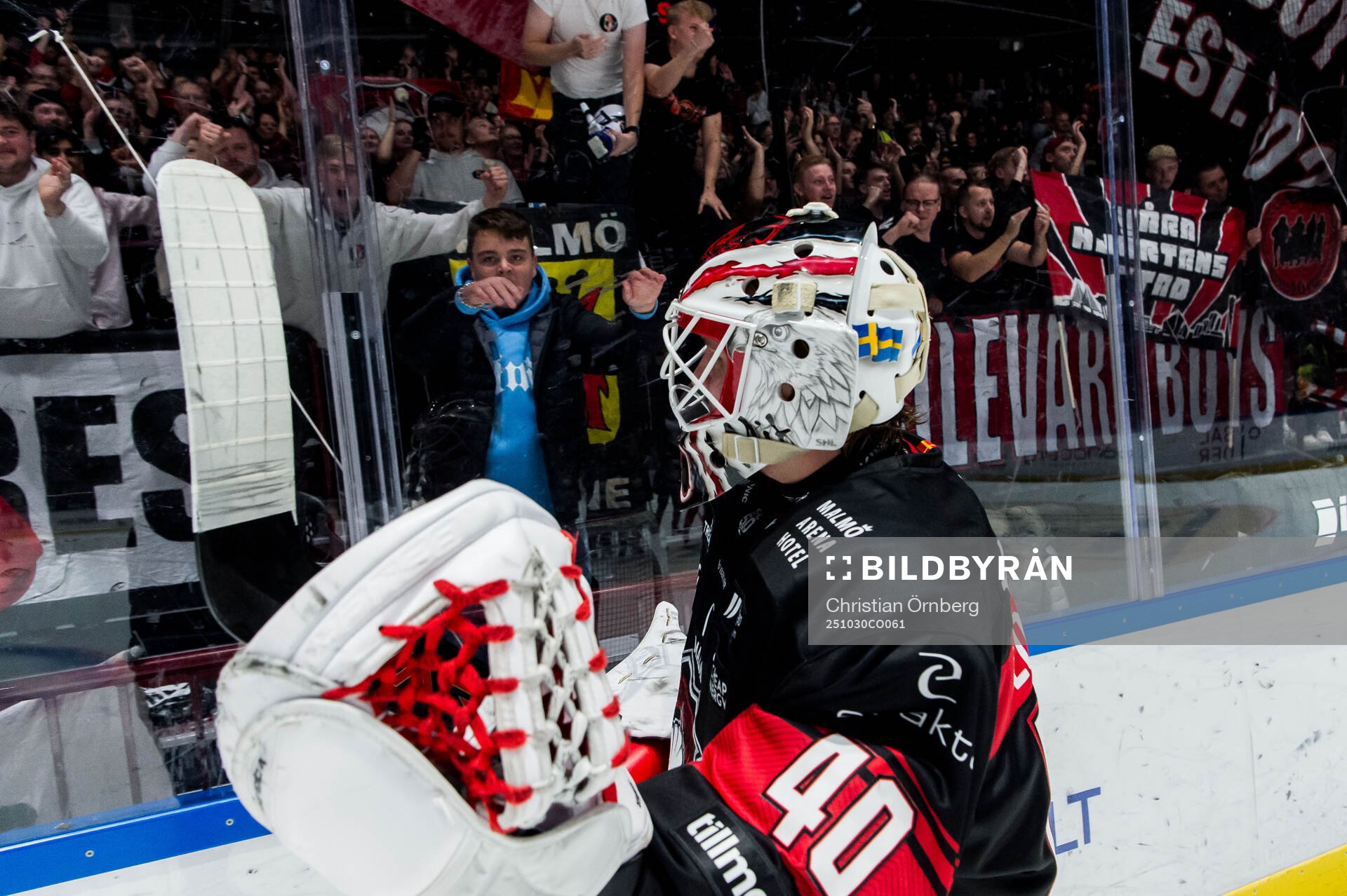 Malmö Redhawks målvakt Oskar Blomgren och supportrar