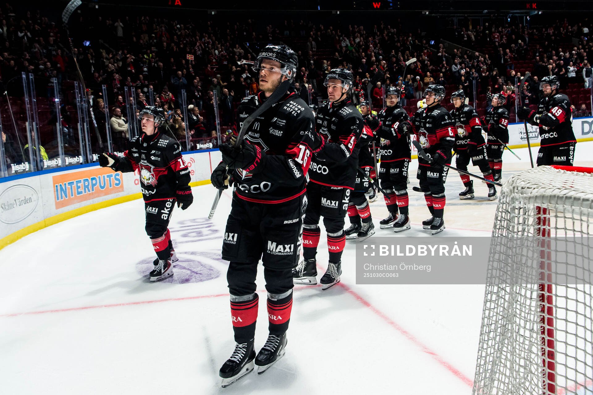 Malmö Redhawks Maximilian Eisenmenger och spelare jublar