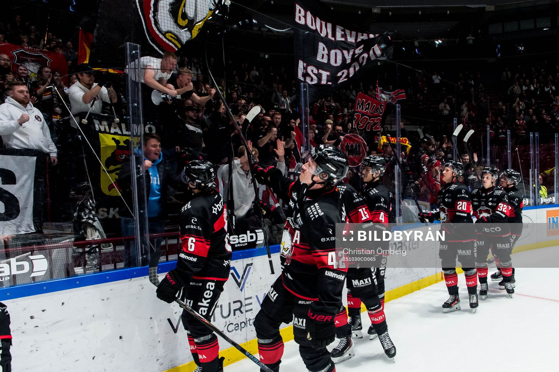 Malmö Redhawks spelare och supportrar jublar