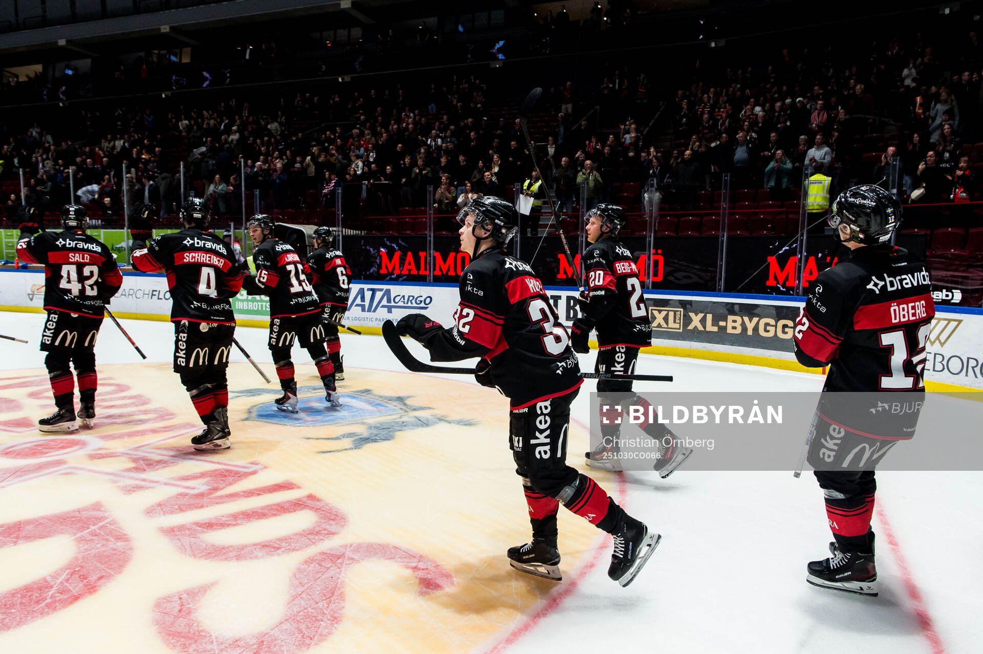 Malmö Redhawks spelare jublar