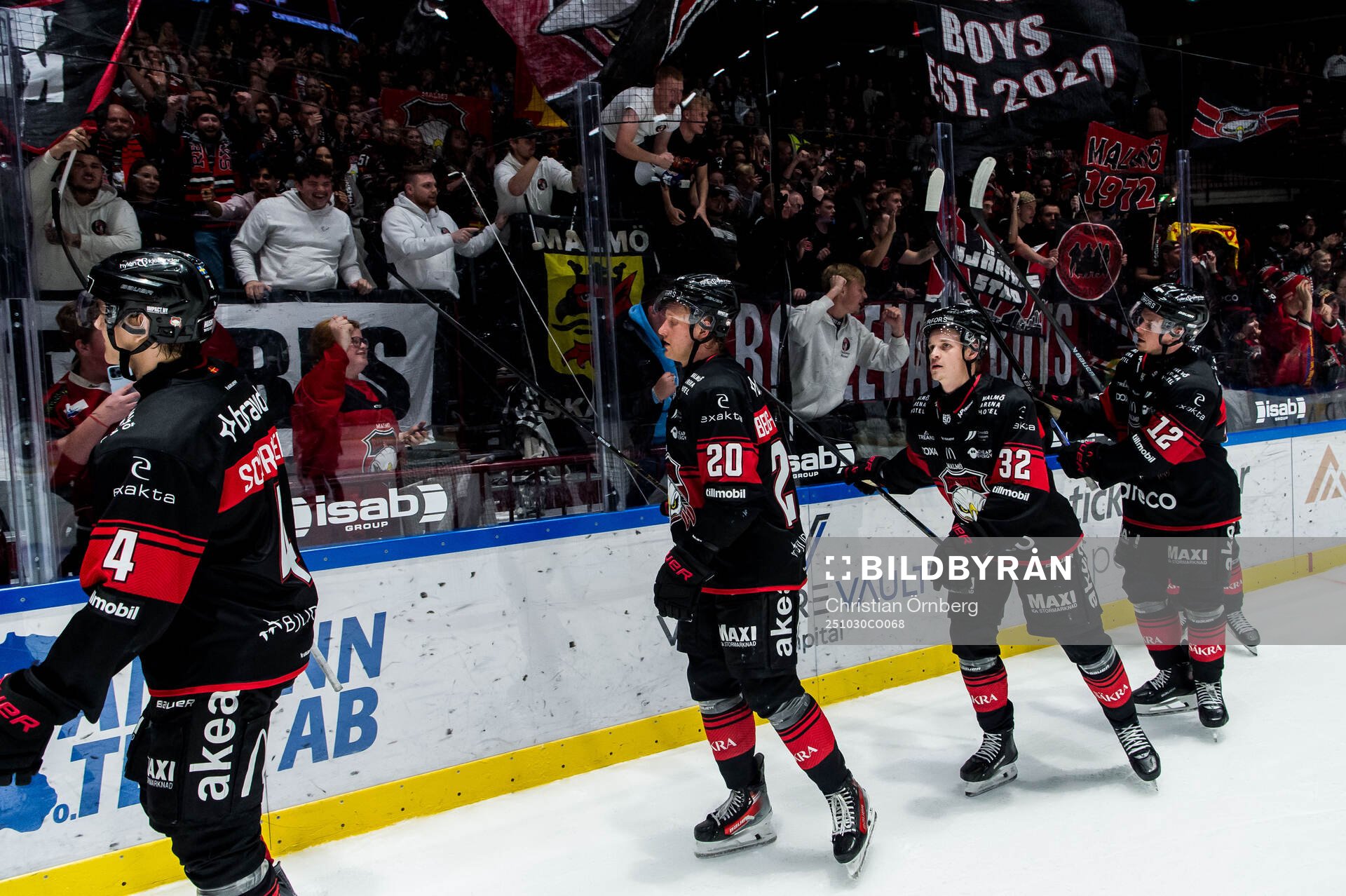 Malmö Redhawks spelare och supportrar jublar