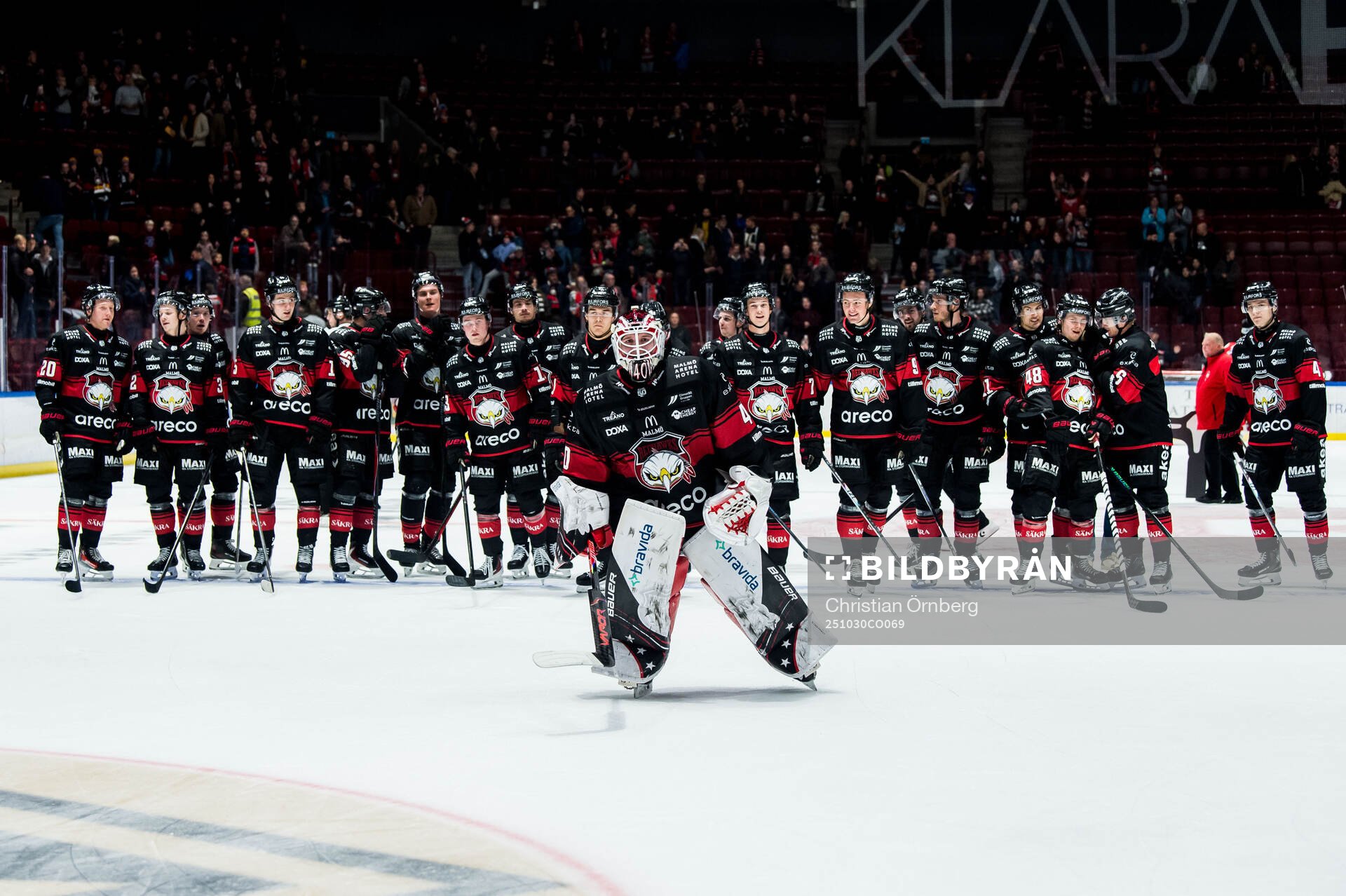 Malmö Redhawks målvakt Oskar Blomgren och spelare jublar
