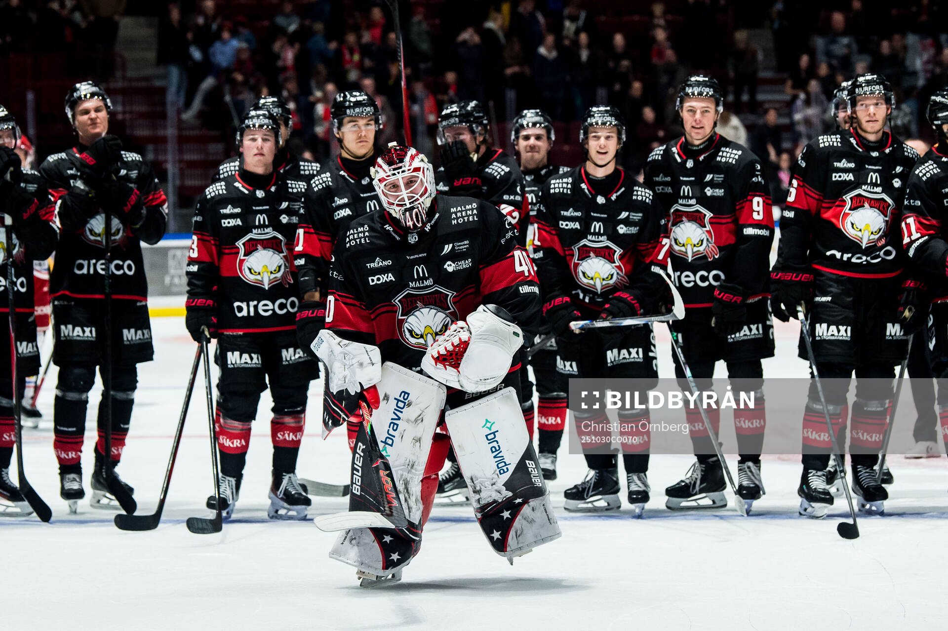 Malmö Redhawks målvakt Oskar Blomgren och spelare jublar