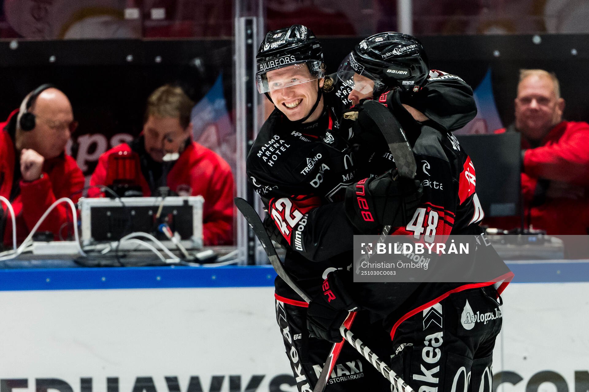 Malmö Redhawks Robin Salo och Lauri Pajuniemi jublar