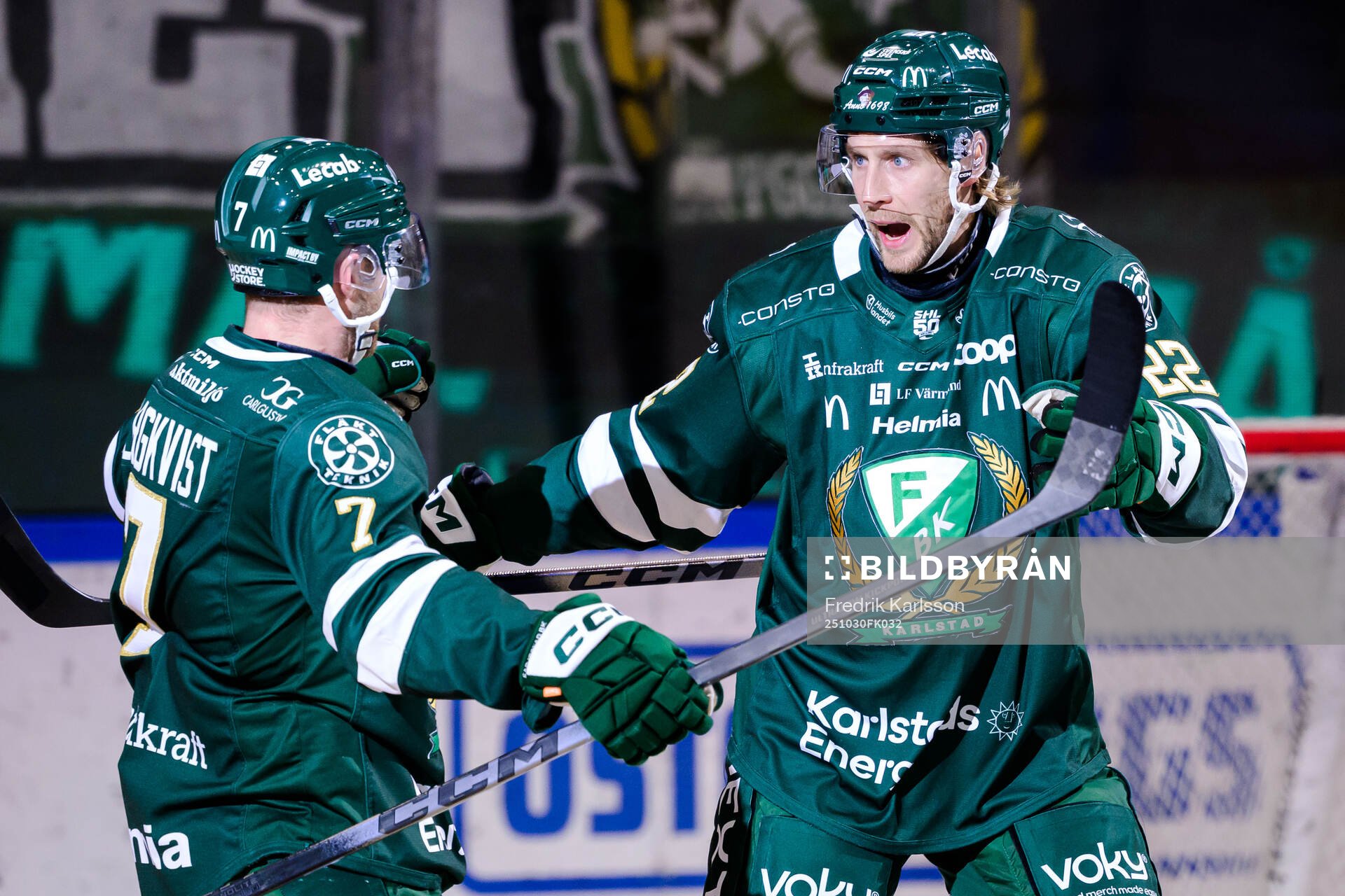 Färjestads Axel Bergkvist jublar med Per Åslund jublar