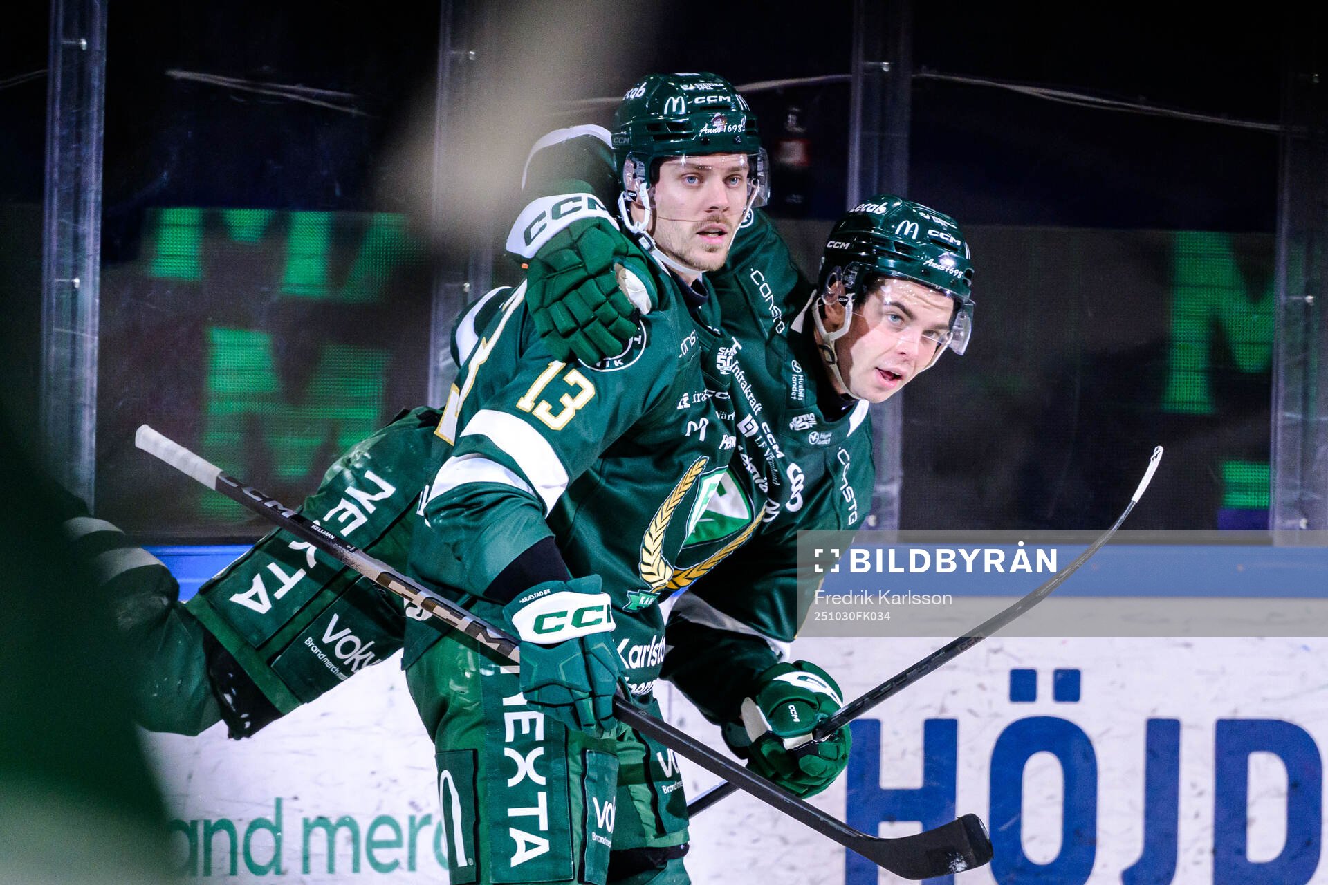 Färjestads Joel Kellman och Viktor Lodin jublar