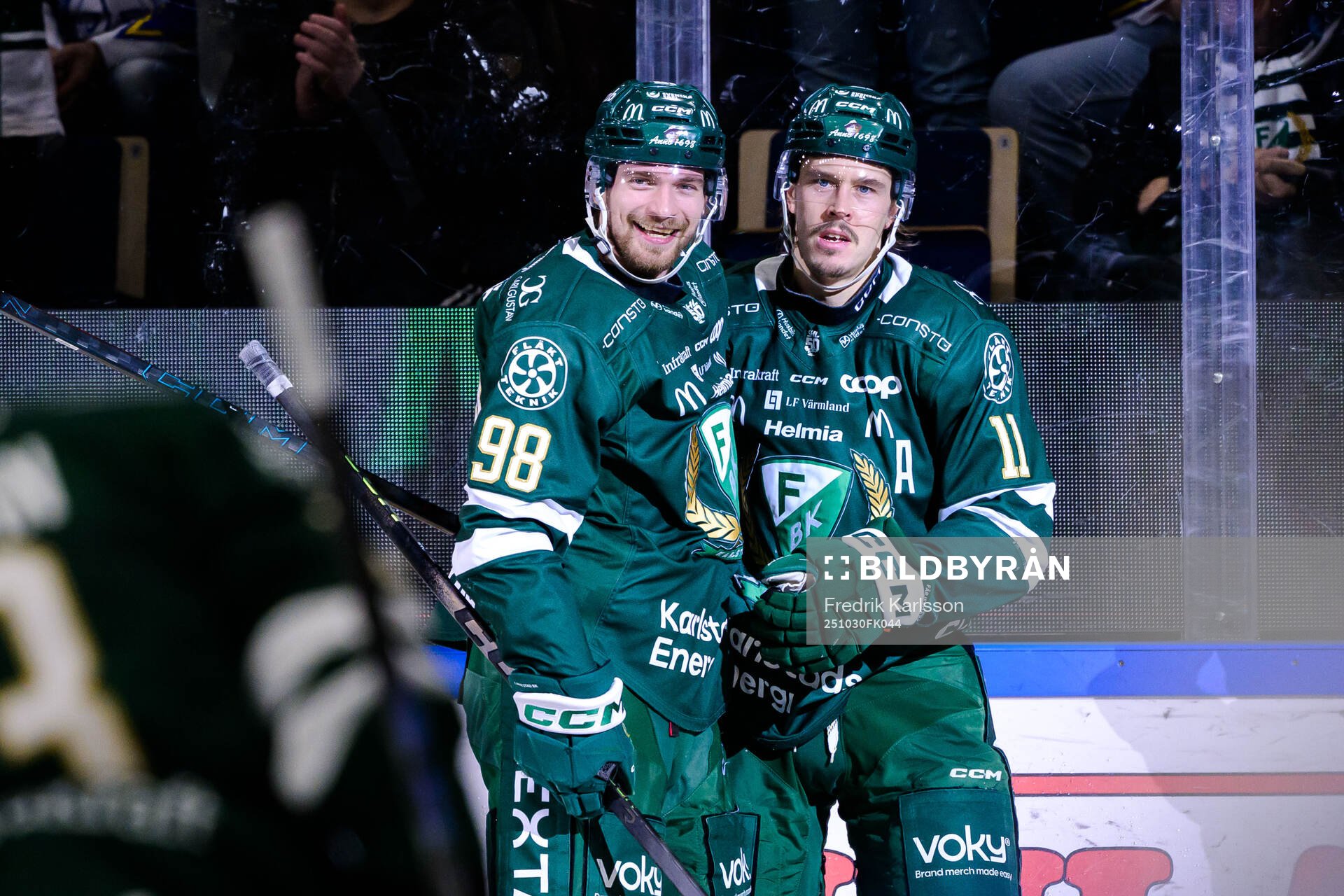 Färjestads Joakim Nygård jublar med Marian Studenic