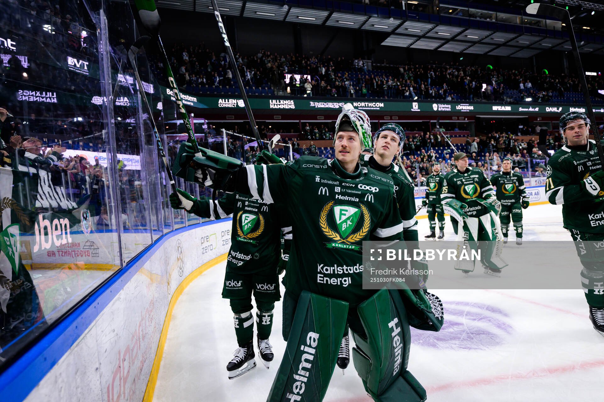 Färjestads målvakt Emil Larmi jublar