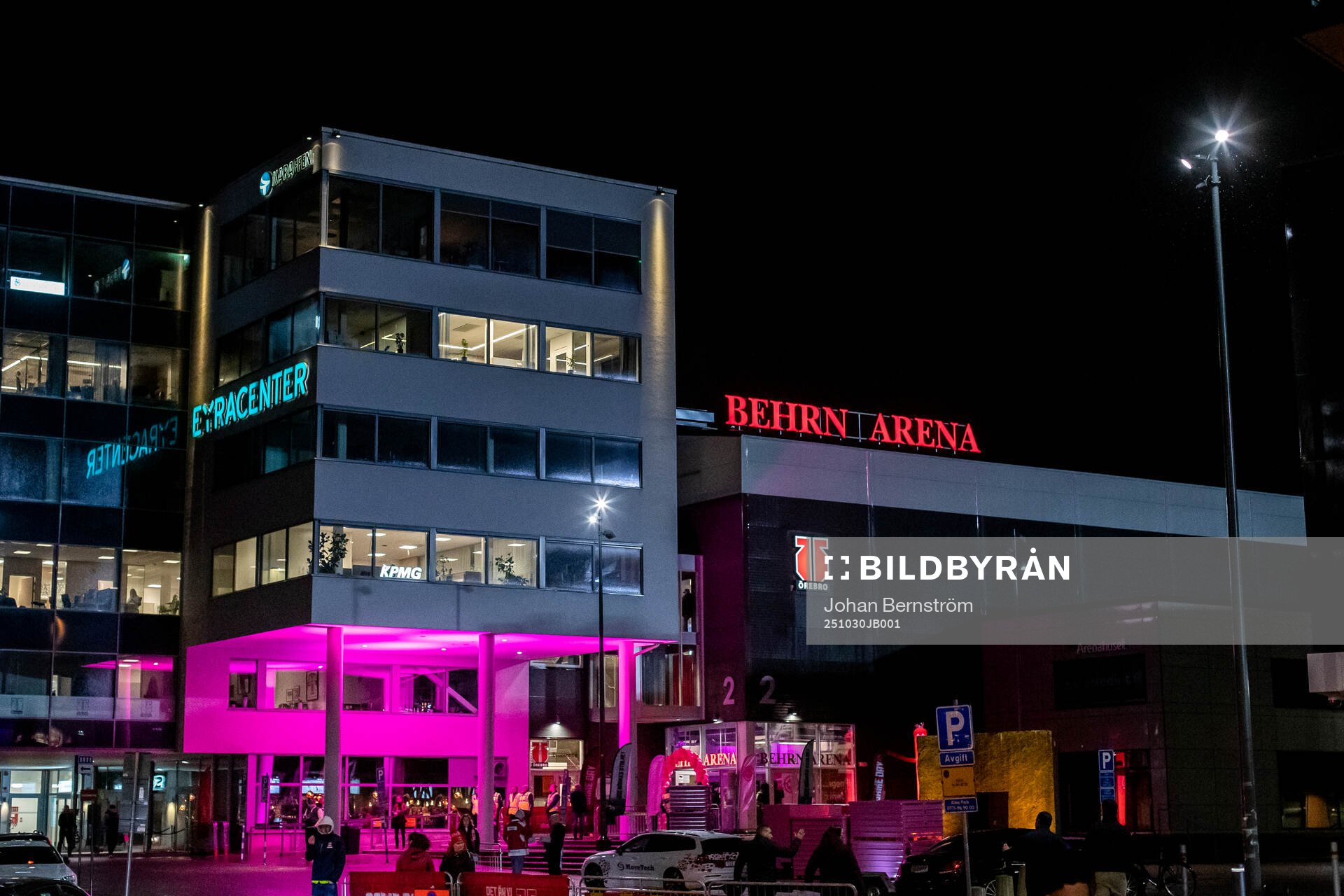Behrn Arena med rosa ljus