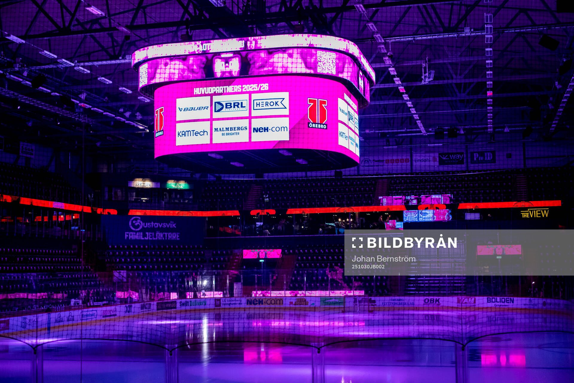 Behrn Arena med rosa ljus