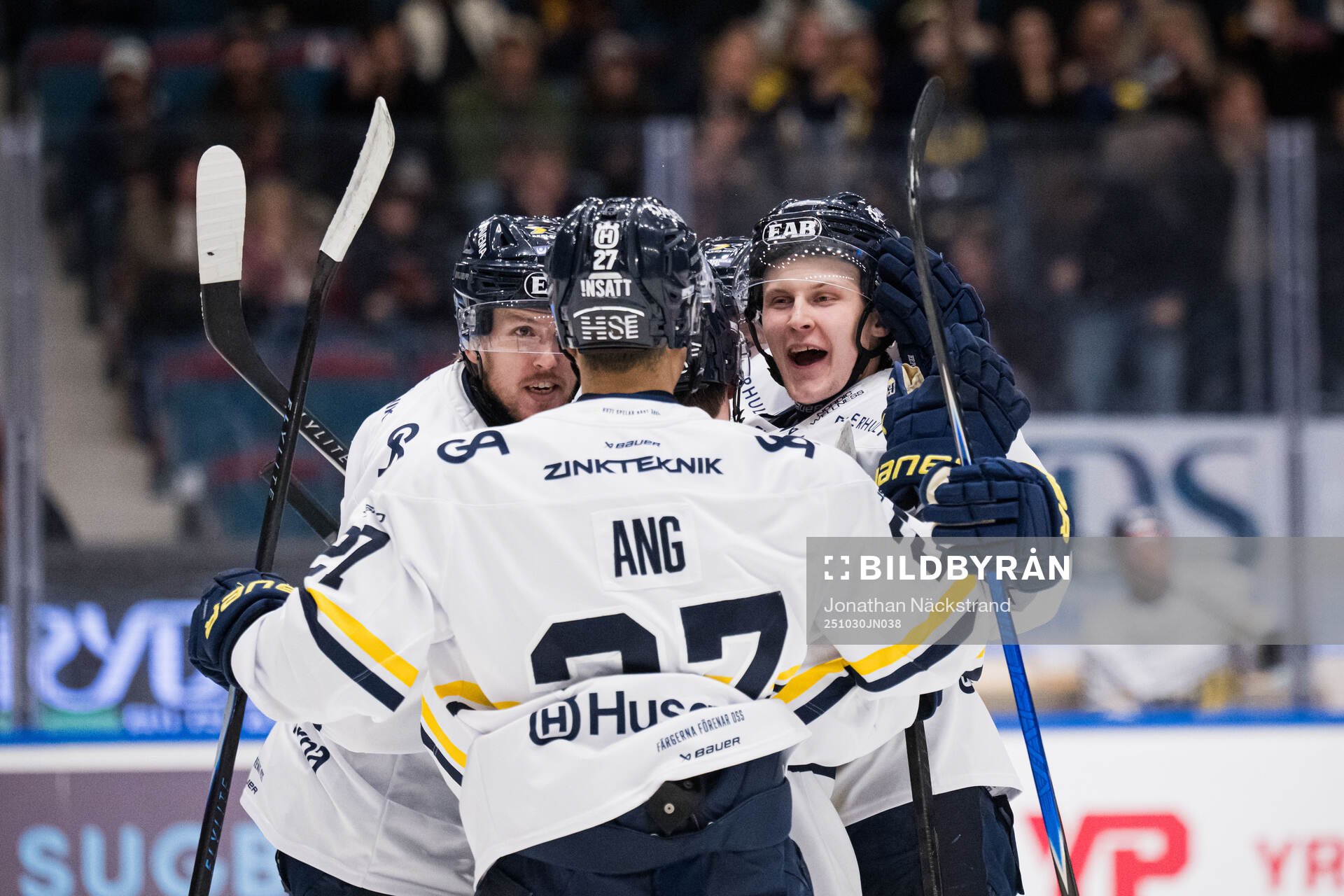 HV71s Hugo Pettersson jublar med lagkamrater
