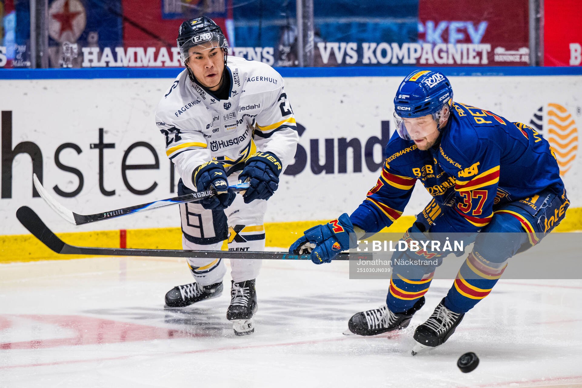 HV71s Jonathan Ang och Djurgårdens Jesper Pettersson
