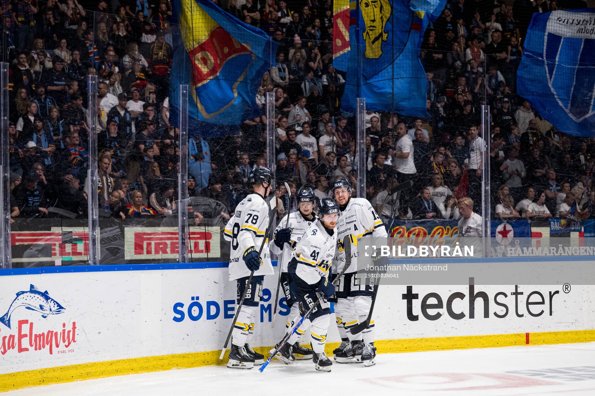 HV71s Riley Woods jublar med lagkamrater