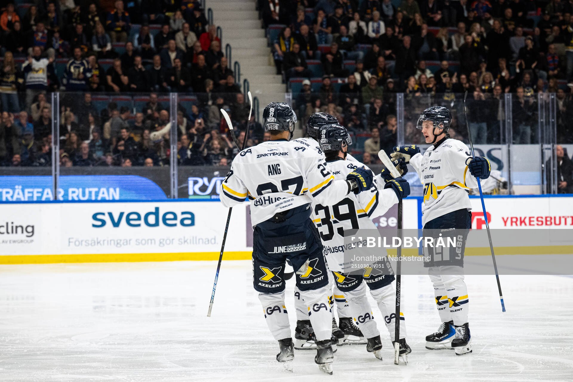 HV71s Hugo Pettersson jublar med lagkamrater