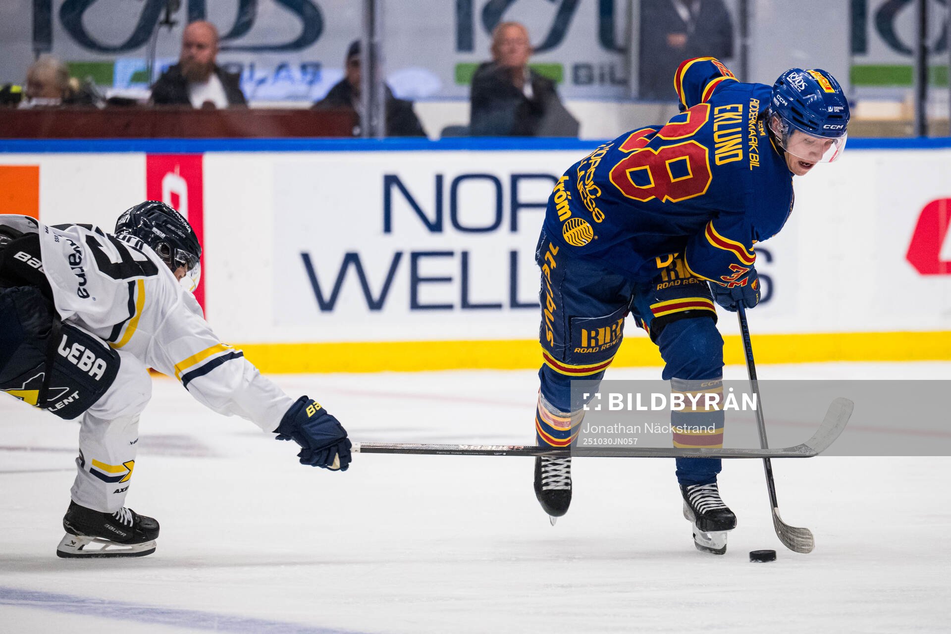 HV71s Jamiro Reber och Djurgårdens Victor Eklund
