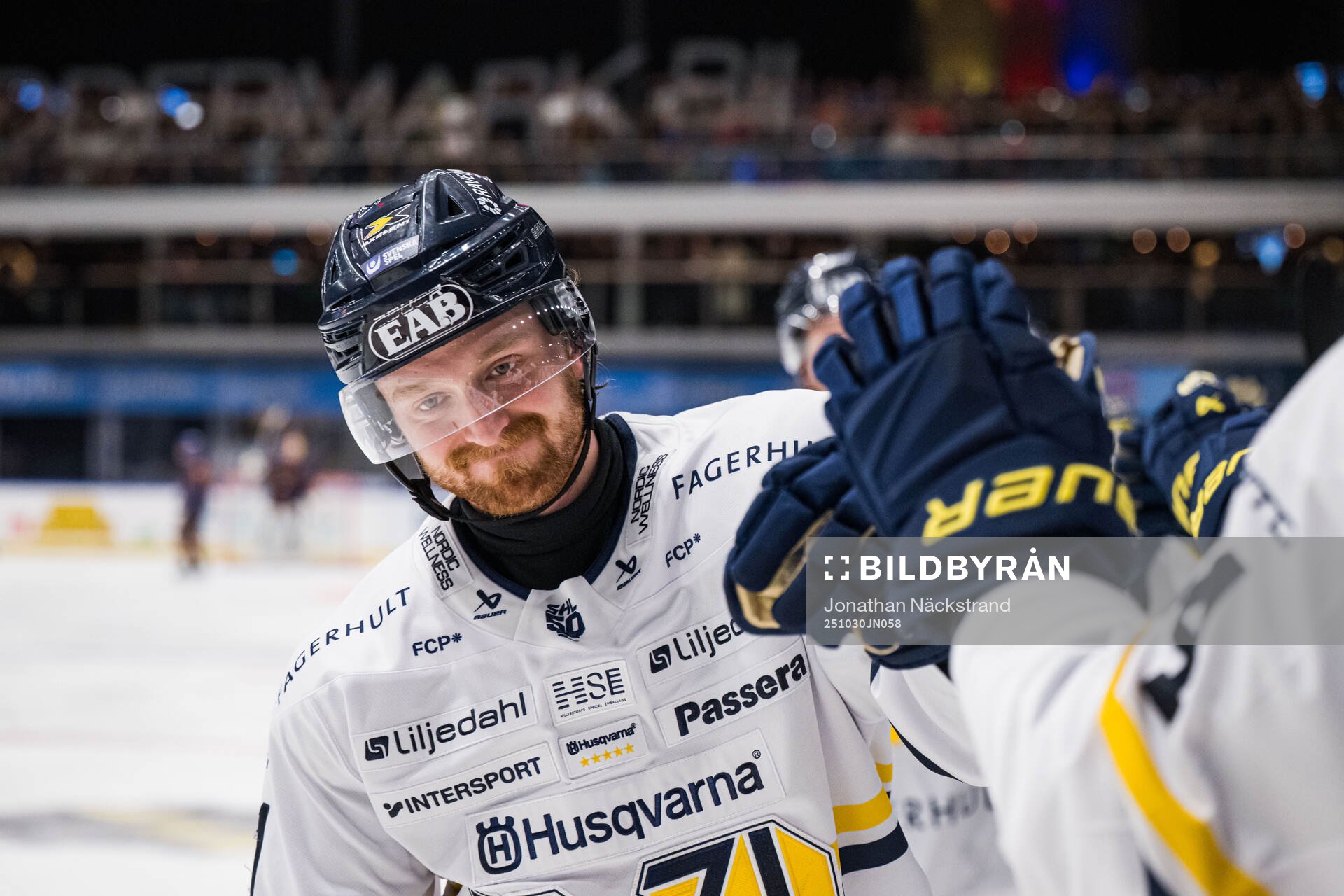 HV71s Riley Woods jublar