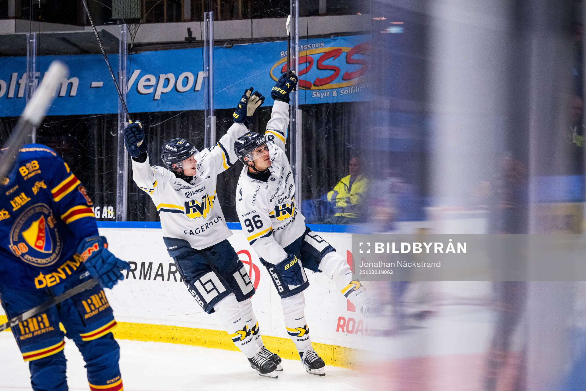HV71s Linus Lindström och Nikola Pasic jublar