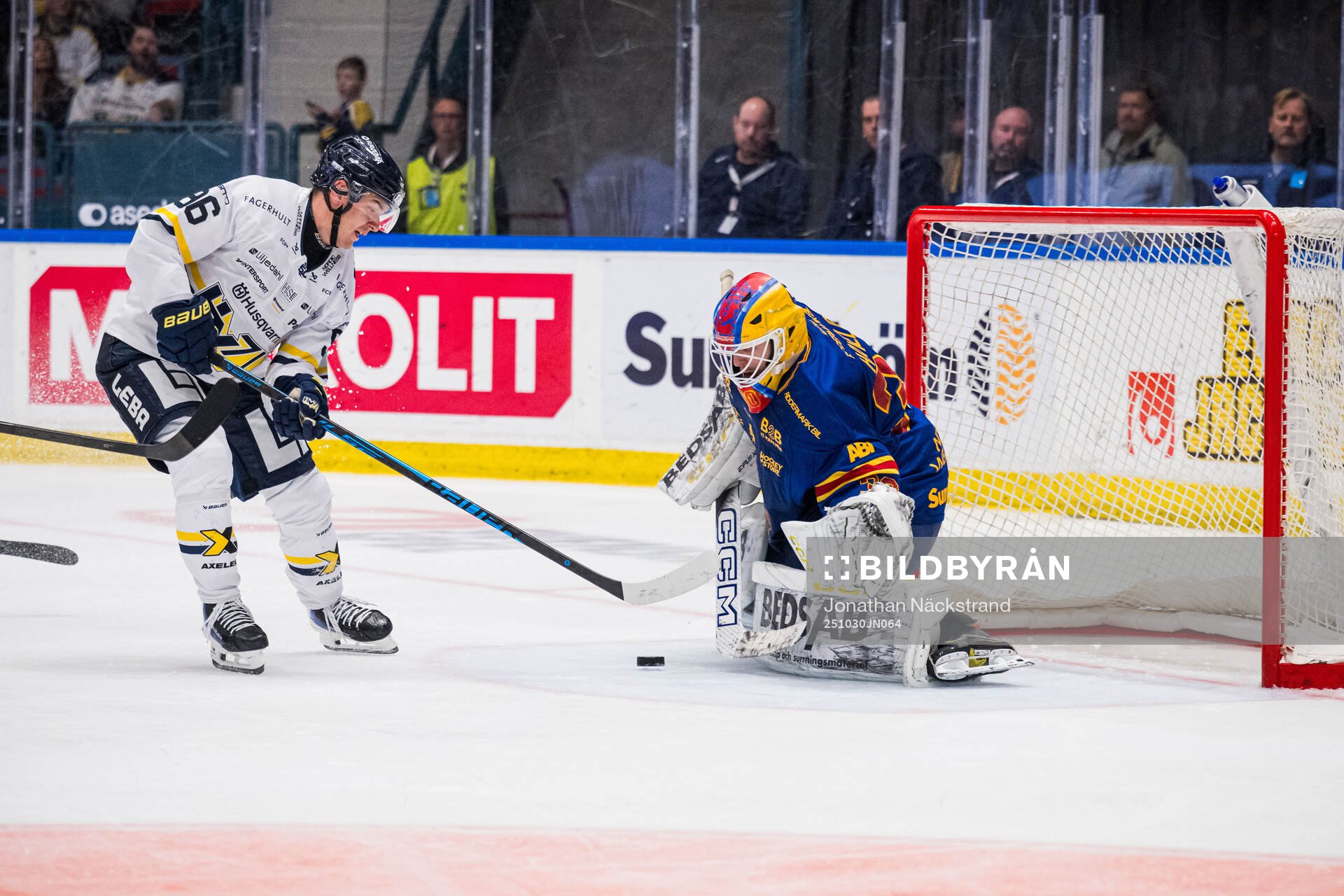 HV71s Nikola Pasic gör 1-6 bakom Djurgårdens  målvakt