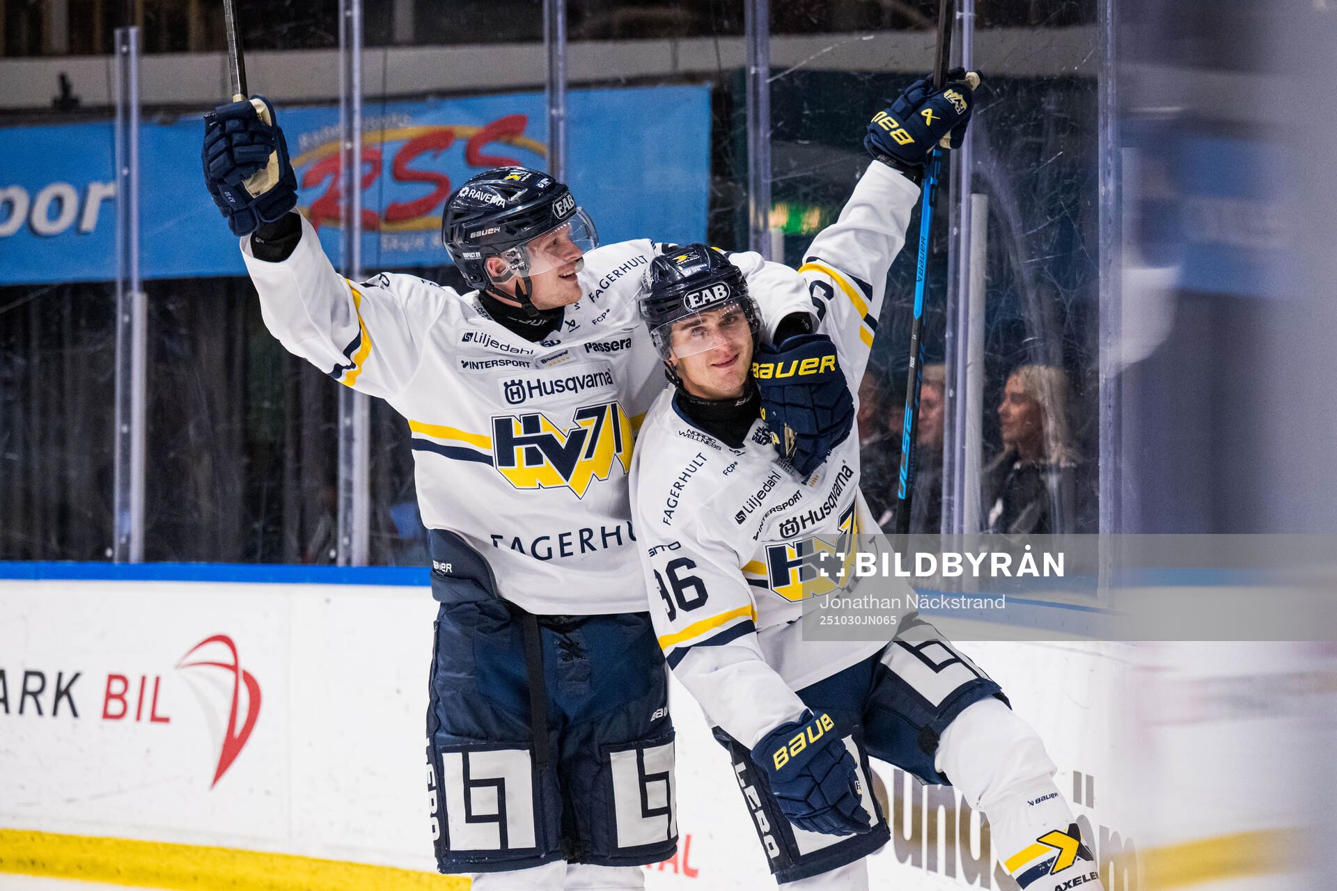 HV71s Linus Lindström och Nikola Pasic jublar